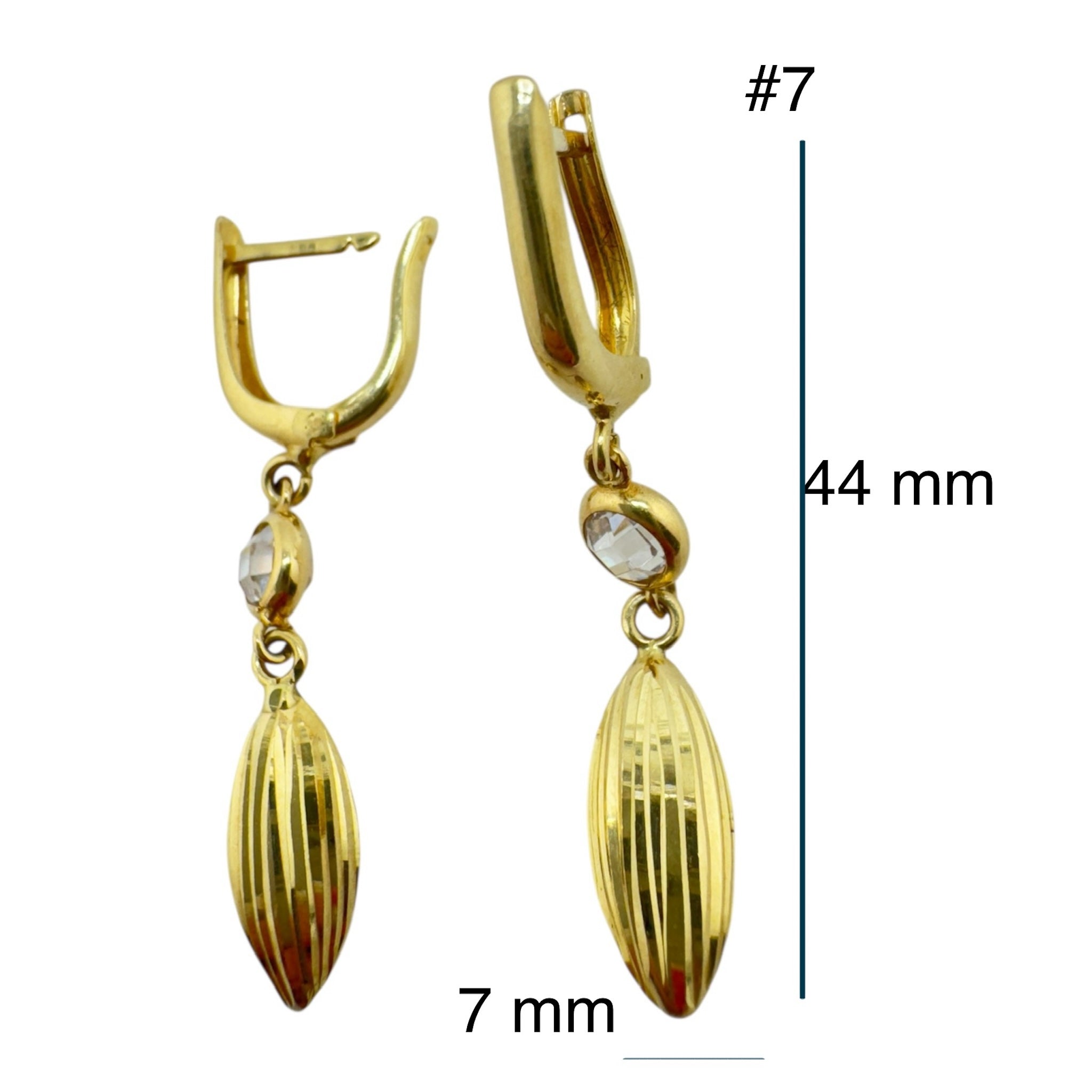 Aretes largos  en forma de almendra con cierrre catalan 44x7, mostrando detalles del cierre . TuOro.