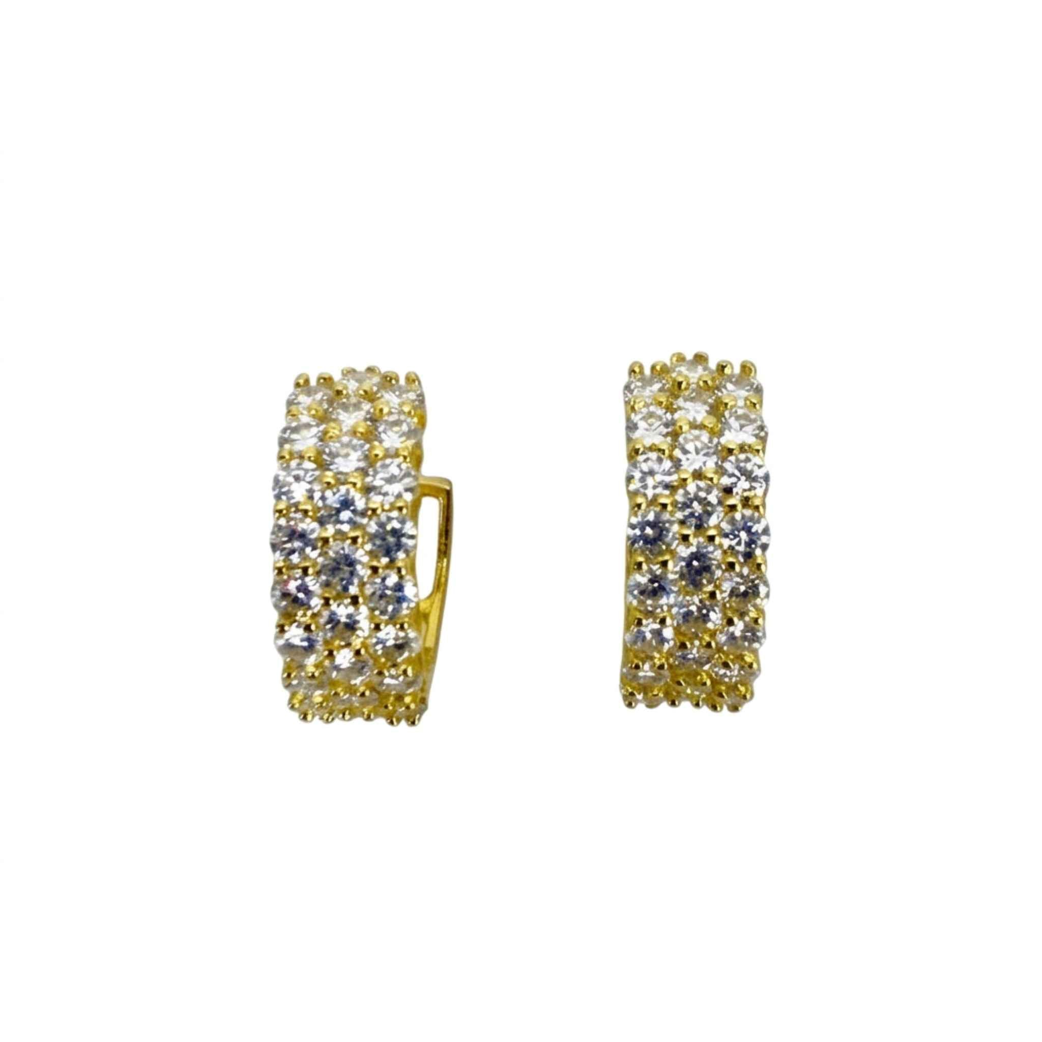 Aretes Huggie de Plata 925 dorada con piedras brillantes Mosainita, vista frontal sobre fondo blanco mostrando el diseño completo, TuOro.