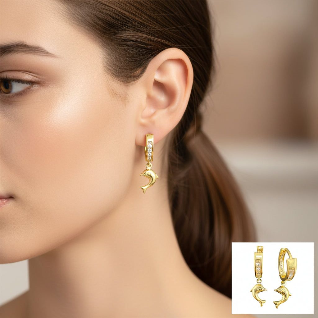 Aretes medianos huggie en oro 14K con dije colgante de delfín y brillantes circonias, ideales para un estilo moderno y alegre

