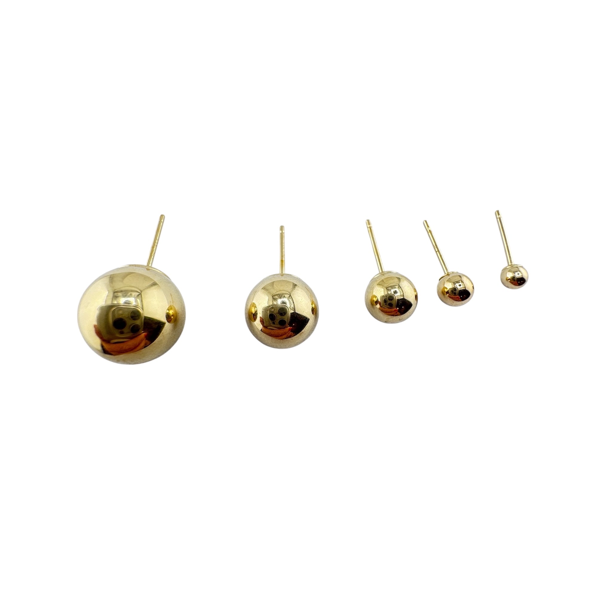 Conjunto de aretes pequeños en forma de bola de oro 14k con cierre de presión y disco de seguridad, disponibles en varias medidas para uso diario.