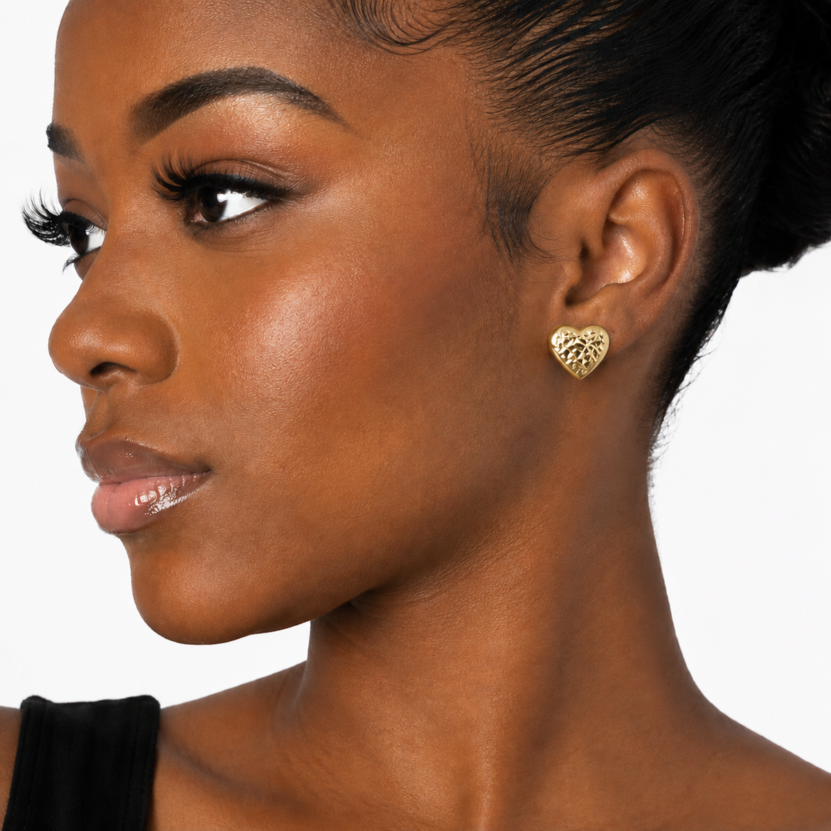 Mujer luciendo aretes pequeños de Oro 10K corazón mediano diamantado de 13.4 mm – TuOro®