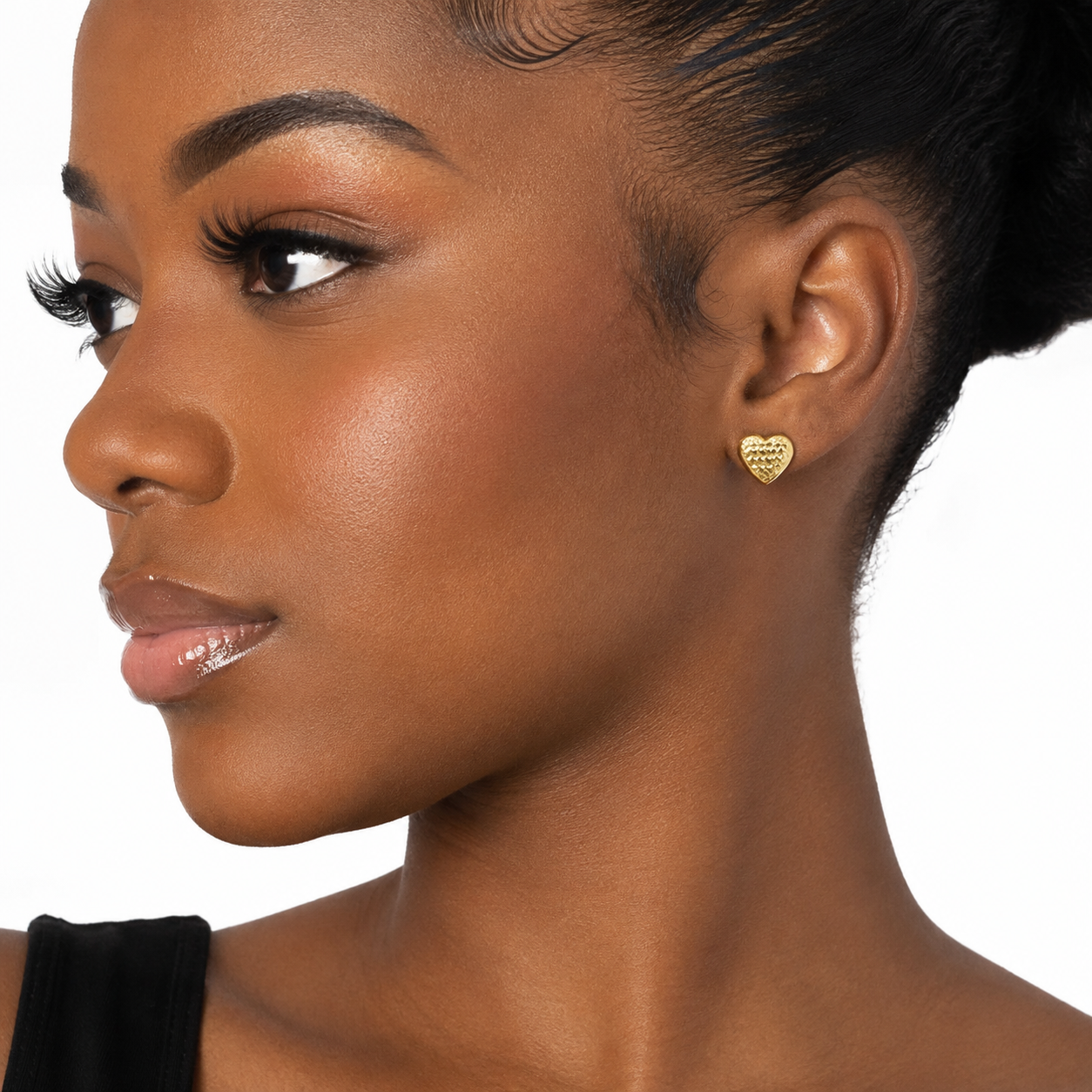 Mujer luciendo aretes pequeños de Oro 10K corazón pequeño diamantado de 10.5 mm – TuOro®