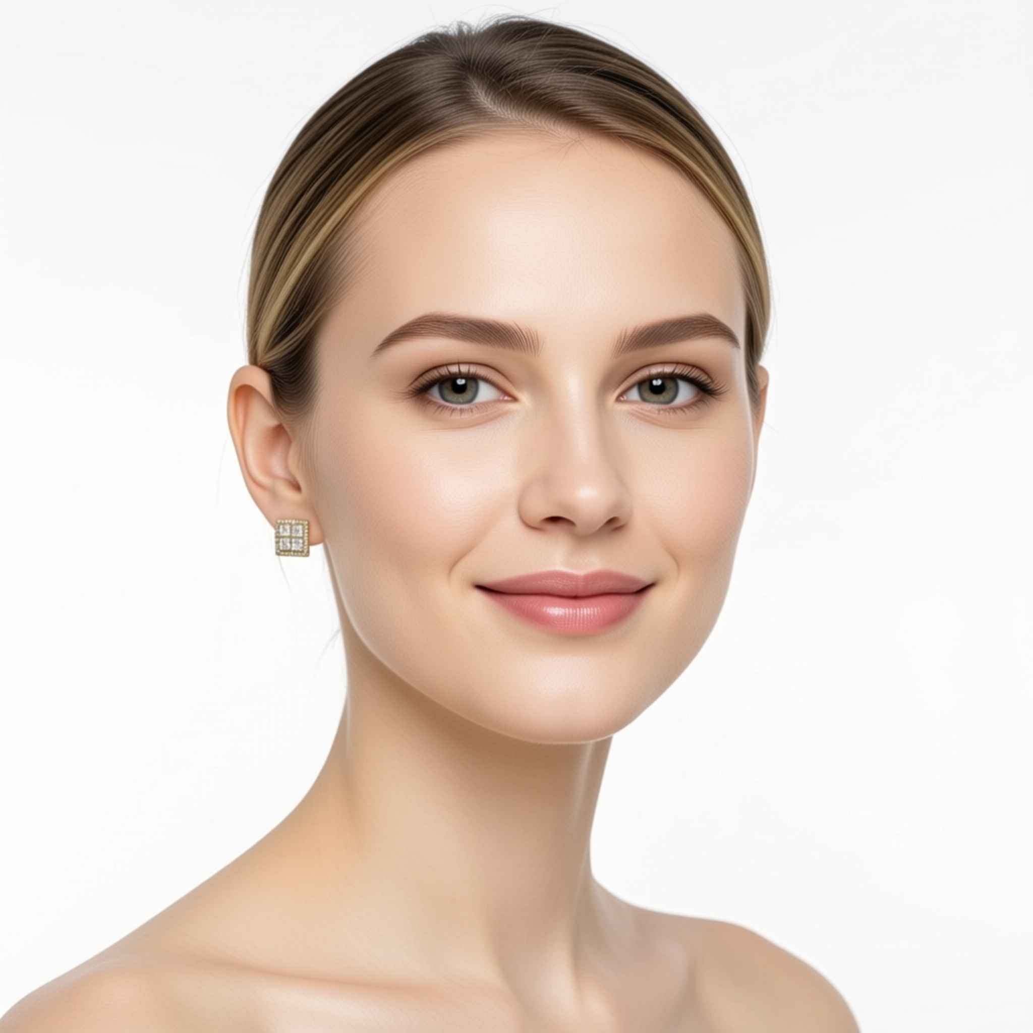Modelo usando aretes de Plata 925 dorada con cierre de rosca y circonias cuadradas de 8 mm, diseño elegante para uso diario, TuOro.