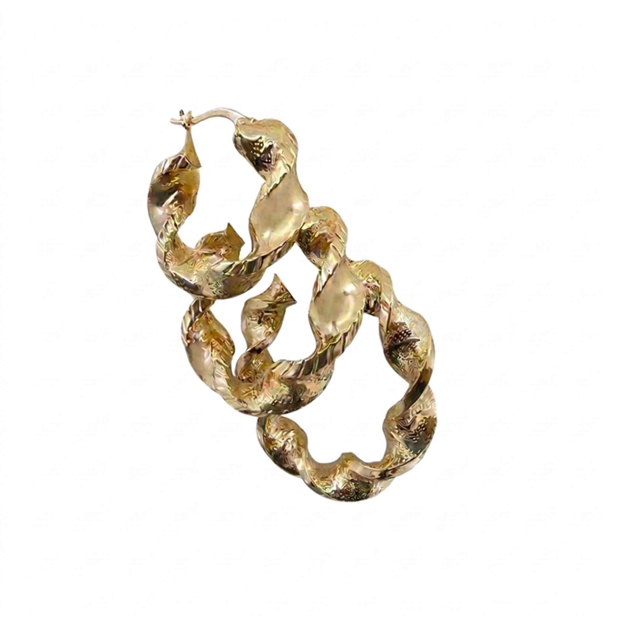 Par de argollas en espiral de Oro 10K con grosor de 6 mm, diseño torcido y acabado pulido con textura diamantada.