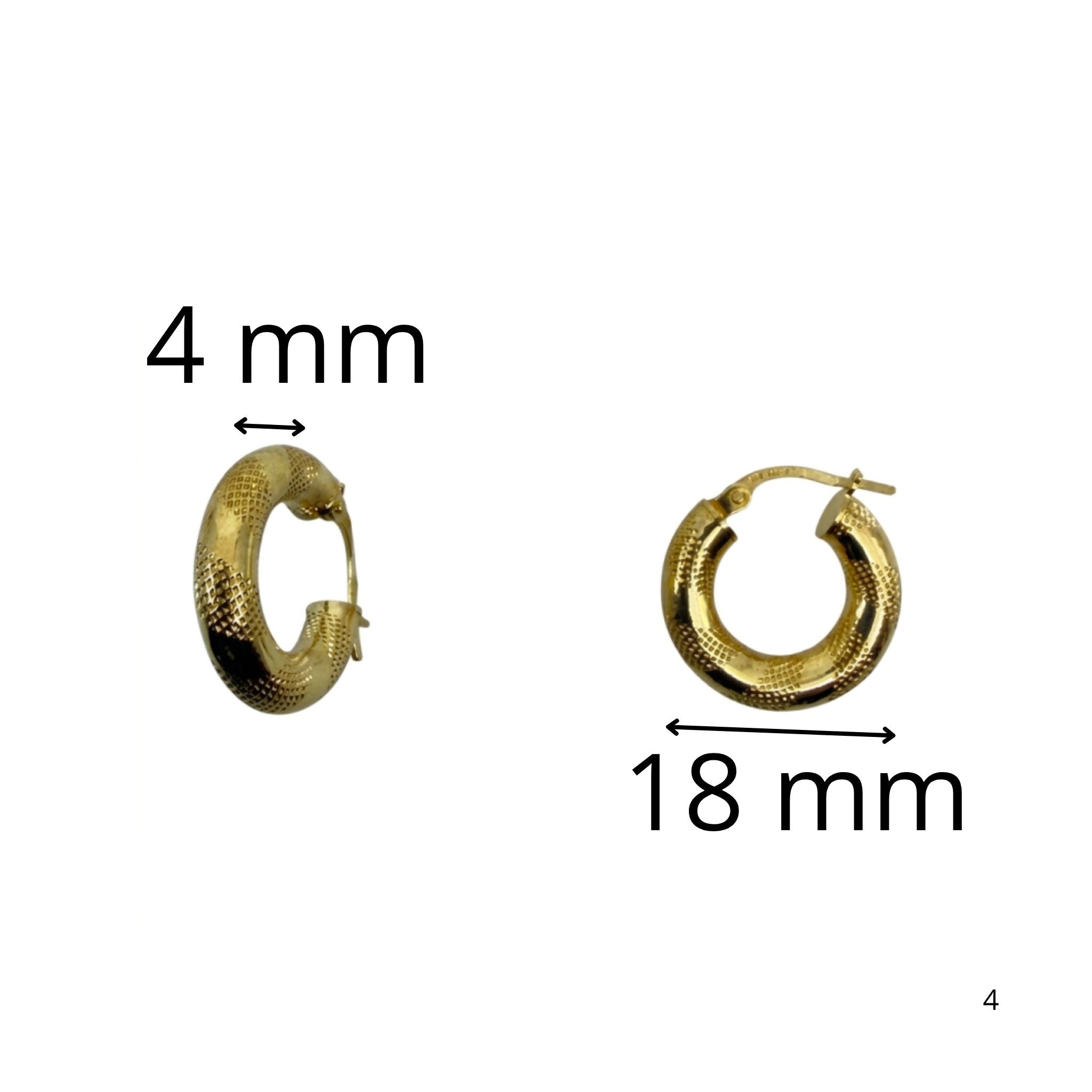 Argollas pequeñas con textura en oro 10K de 4 mm de grosor y 18 mm de diámetro, mostradas de frente y de perfil.