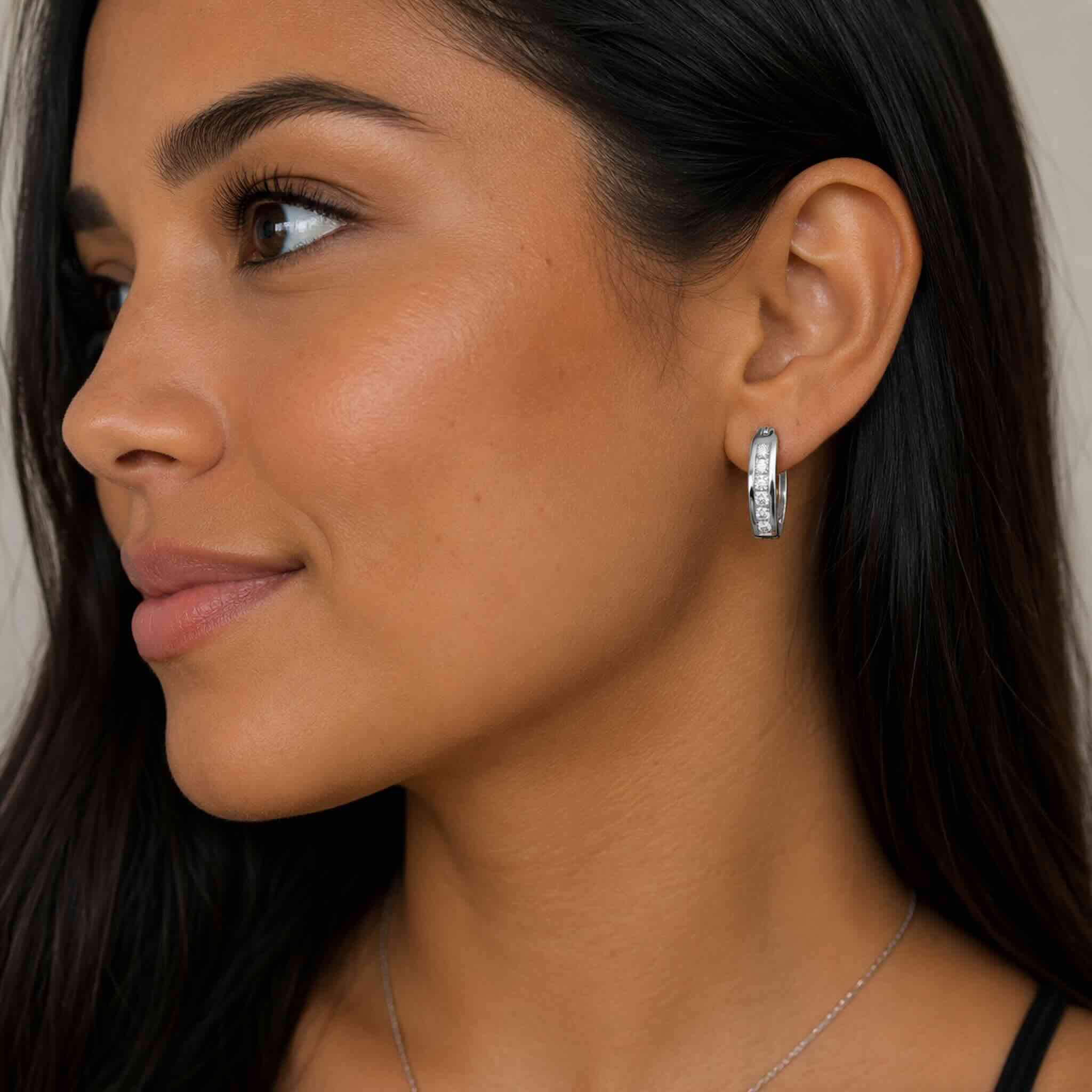 Mujer trigueña luciendo argollas de Plata 925 con Rodio y moissanitas brillantes, diseño elegante para uso diario – TuOro
