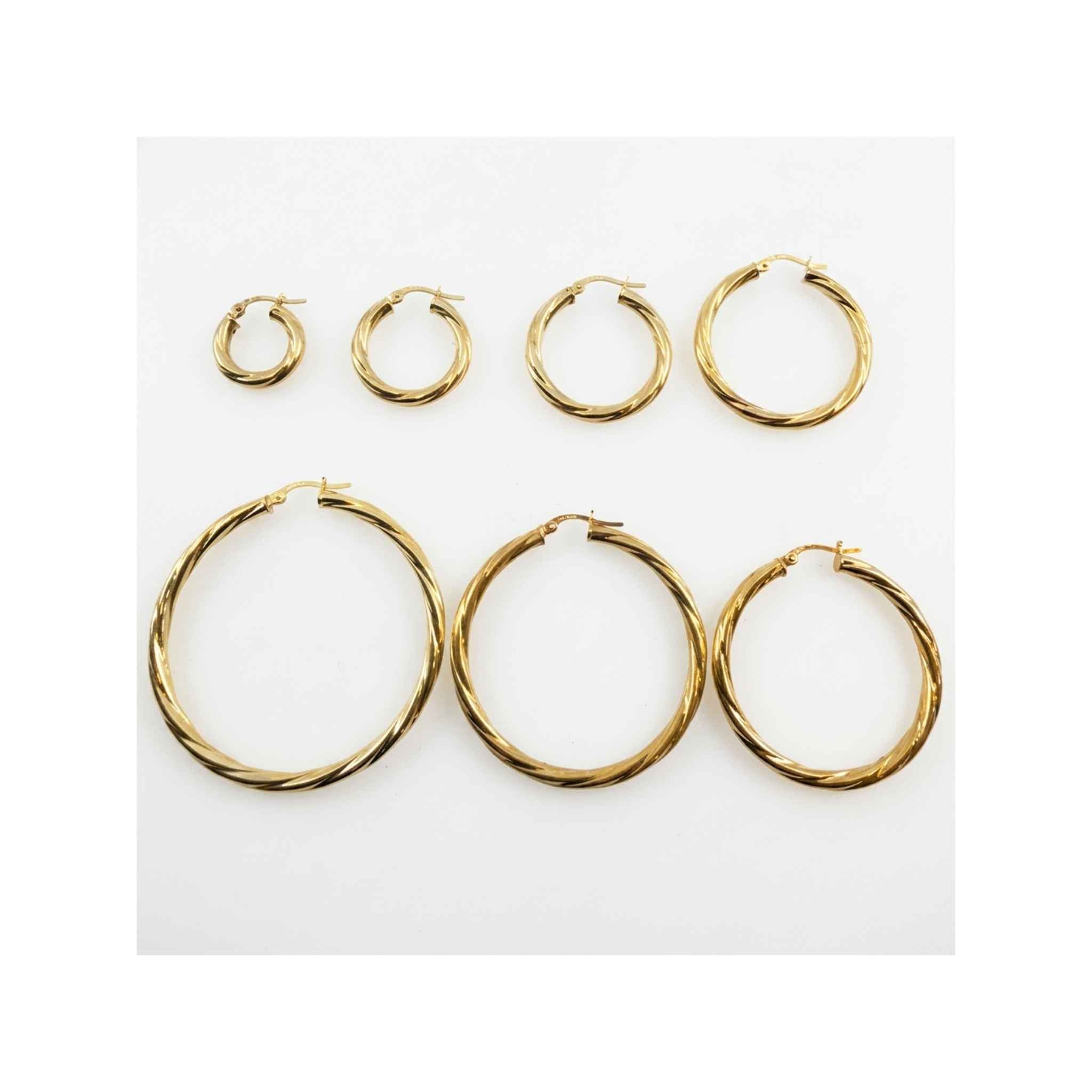 Argollas Torcidas Lisas en Oro 10K 3 mm en varios tamaños, colección de aretes Tuoro en oro amarillo con acabado brillante