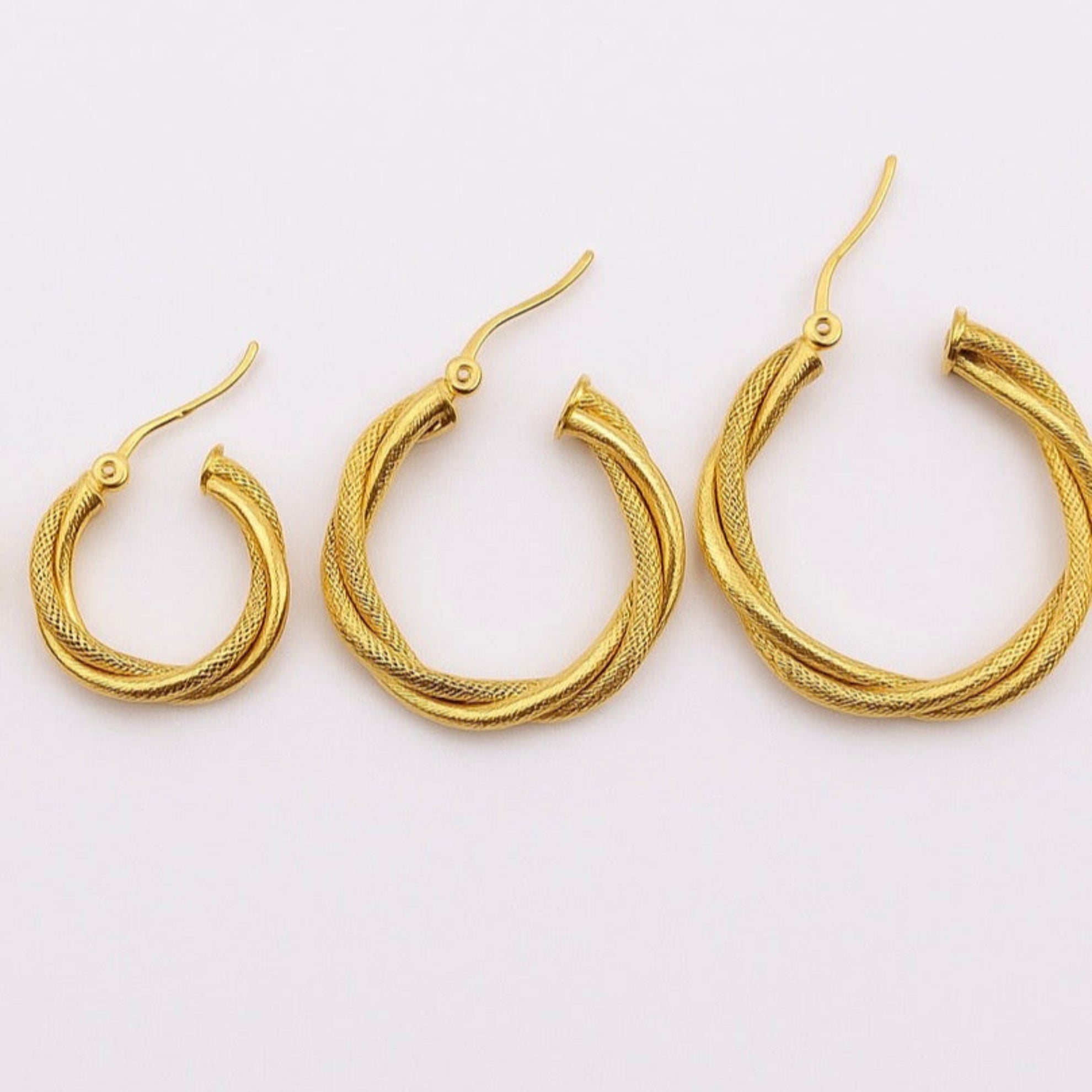 Argollas de oro 14K con textura torcida satinada y lisa, diseño espiralado elegante para uso diario o regalo

