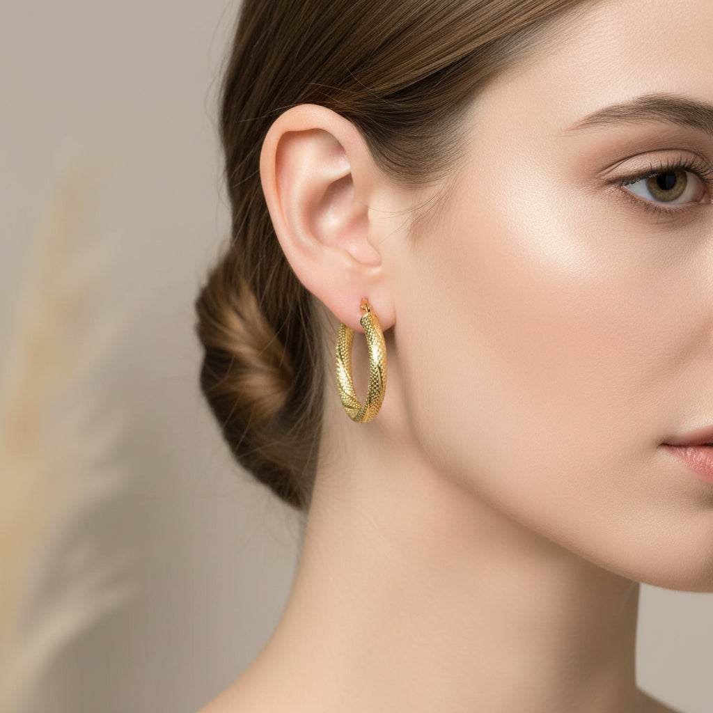 Argollas Torcidas Satinadas en Oro 10K 3 mm de 20.5 mm de diámetro con cierre de bisagra a presión.