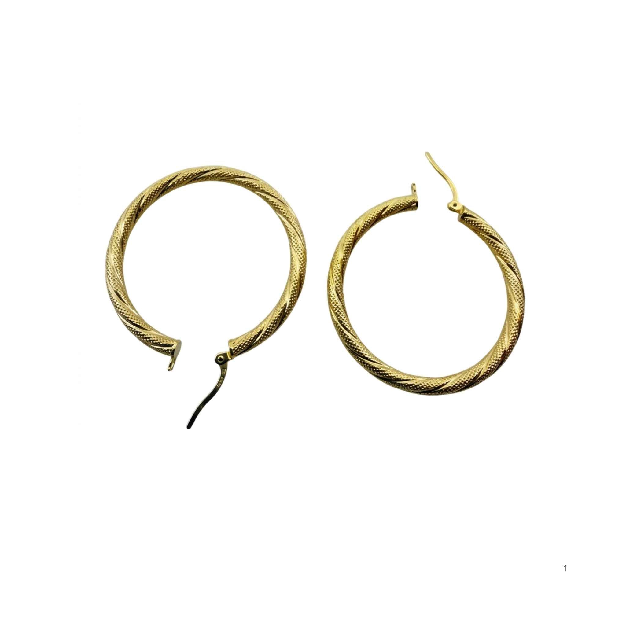 Par de Argollas Torcidas Satinadas en Oro 10K 3 mm con diseño torcido y acabado texturizado sobre fondo blanco.