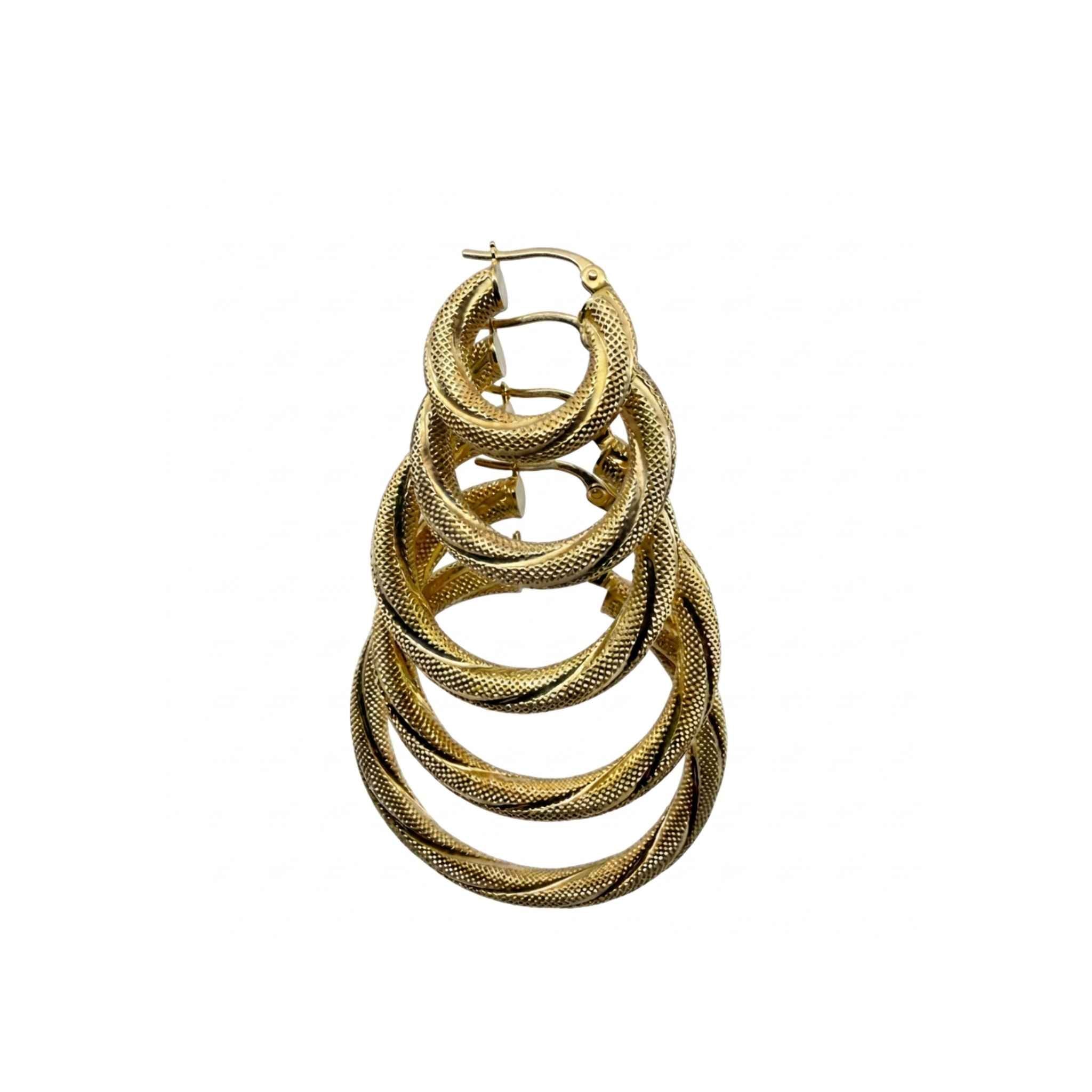 Cinco tamaños de Argollas Torcidas Satinadas en Oro 10K 4 mm para comparar medidas y diseño.