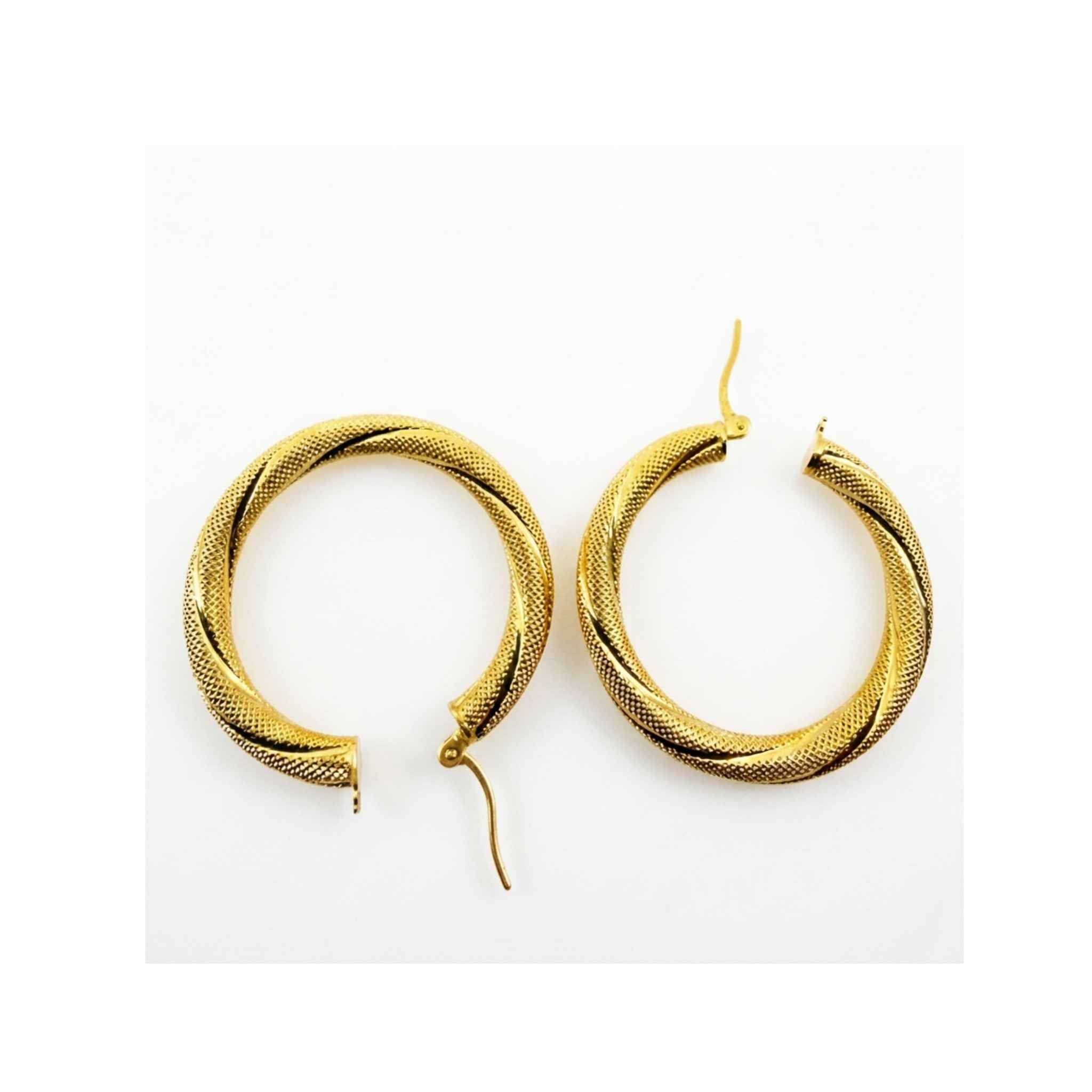 Par de Argollas Torcidas Satinadas en Oro 10K 4 mm con diseño torcido y acabado texturizado sobre fondo blanco.