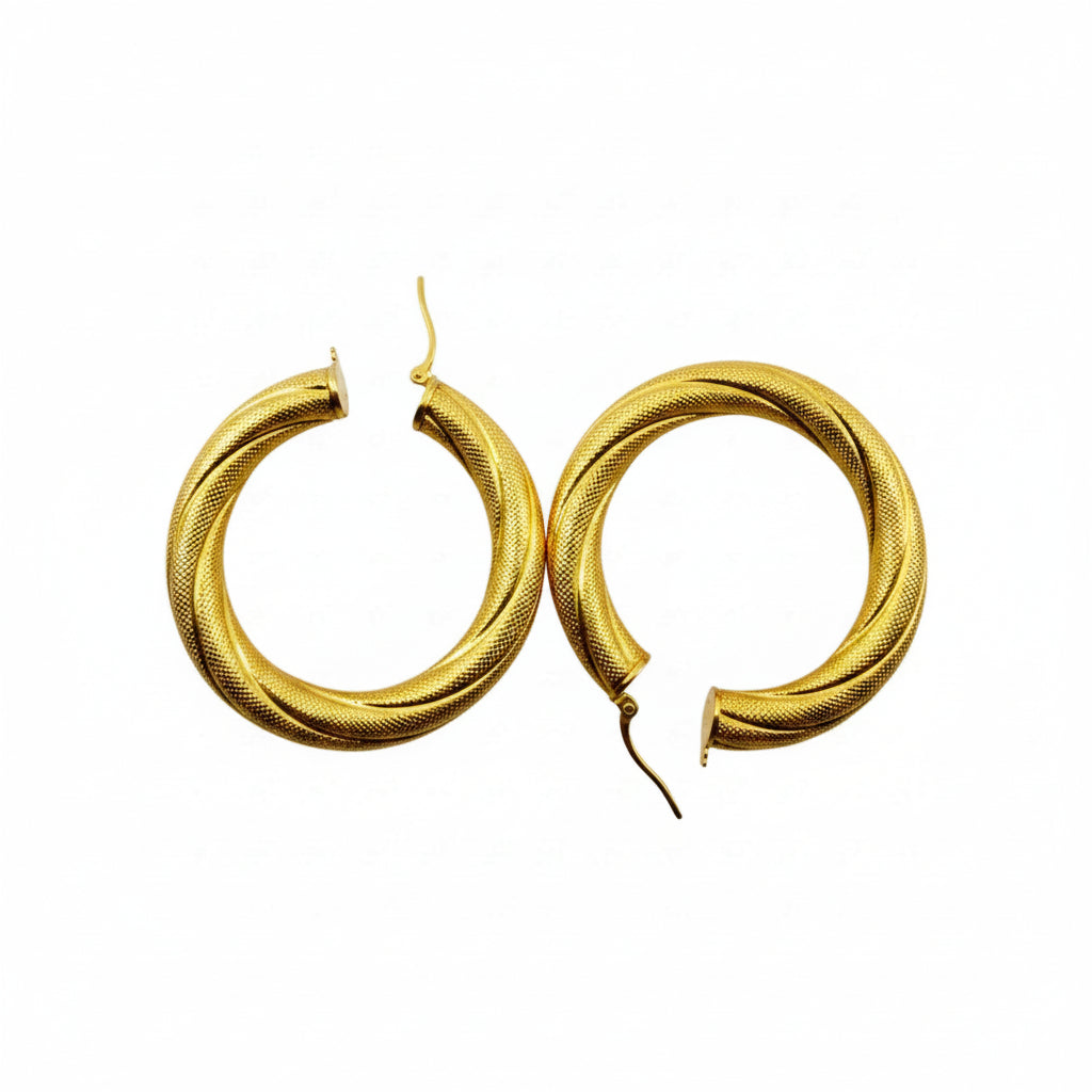 Par de argollas torcidas satinadas en oro 10K de 6 mm, acabado satinado y diseño grueso.