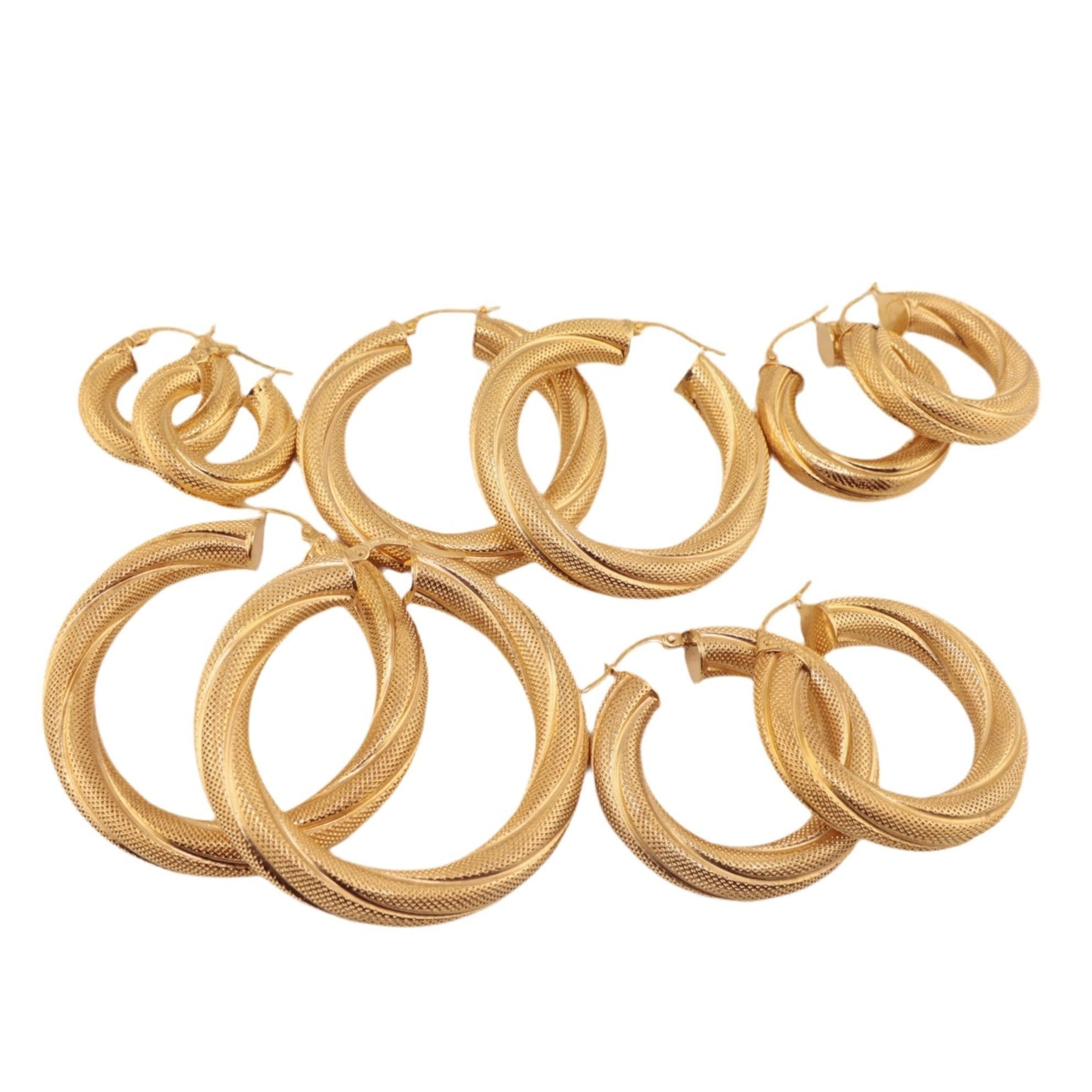 Argollas torcidas satinadas de oro 14K con 6 mm de grosor, colección completa en diferentes tamaños, diseño elegante y textura mate

