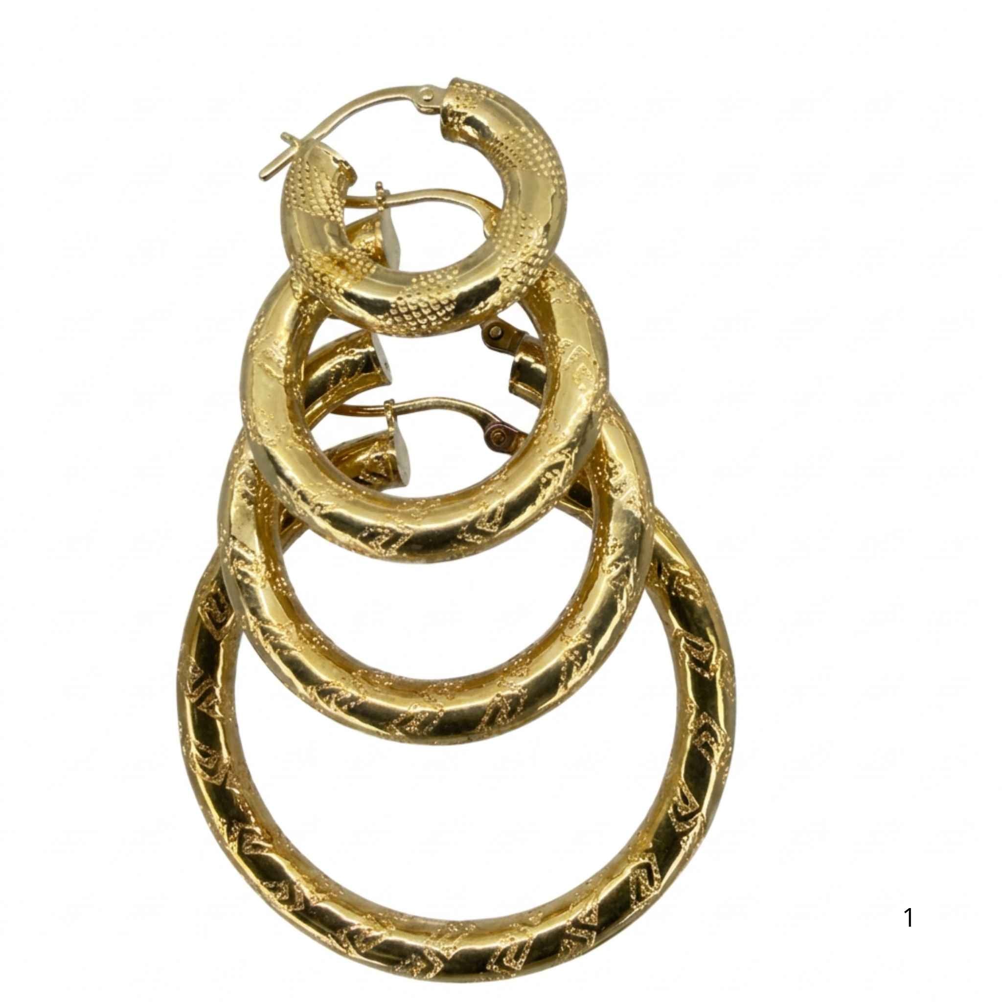 Cuatro pares de argollas torcidas con textura en oro 10K de 4 mm, presentados en diferentes diámetros sobre fondo blanco.