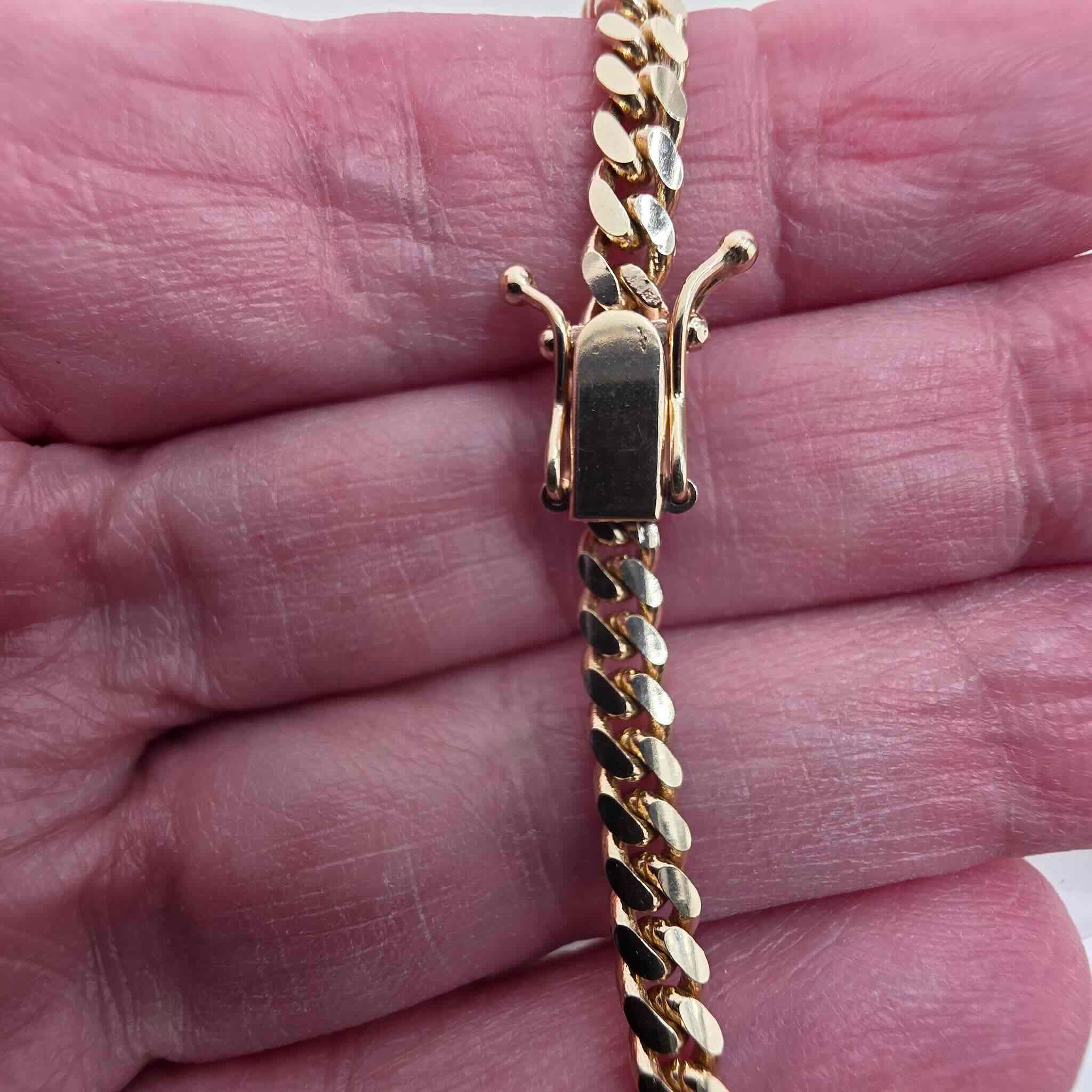 Cadena con cierre de caja en Oro 10K,Cuban Link y 4 mm de ancho, mostrando el tranque. TuOro.