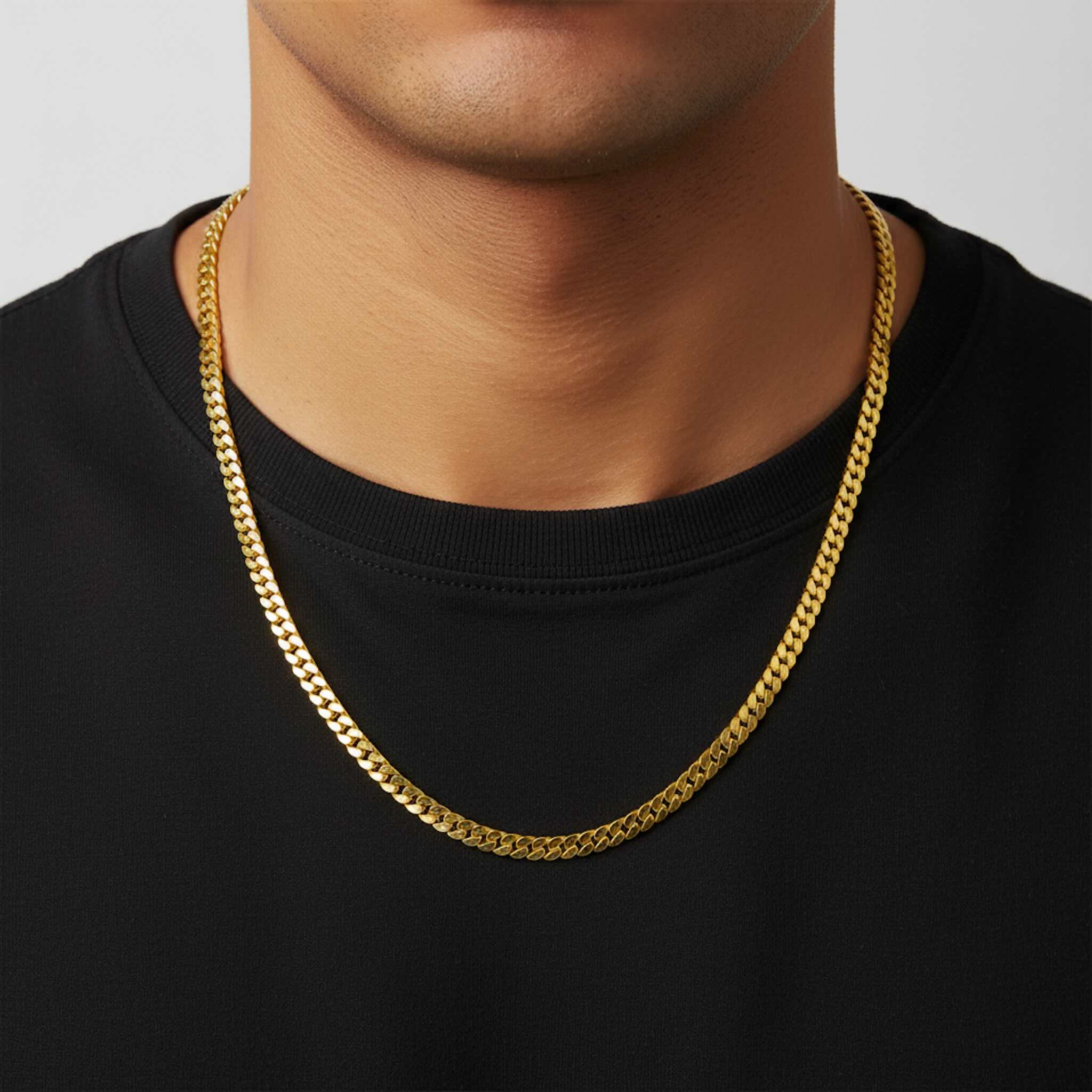 Cadena con cierre de caja en Oro 10K,Cuban Link y 4 mm de ancho, mostrandose en modelo hombre. TuOro.