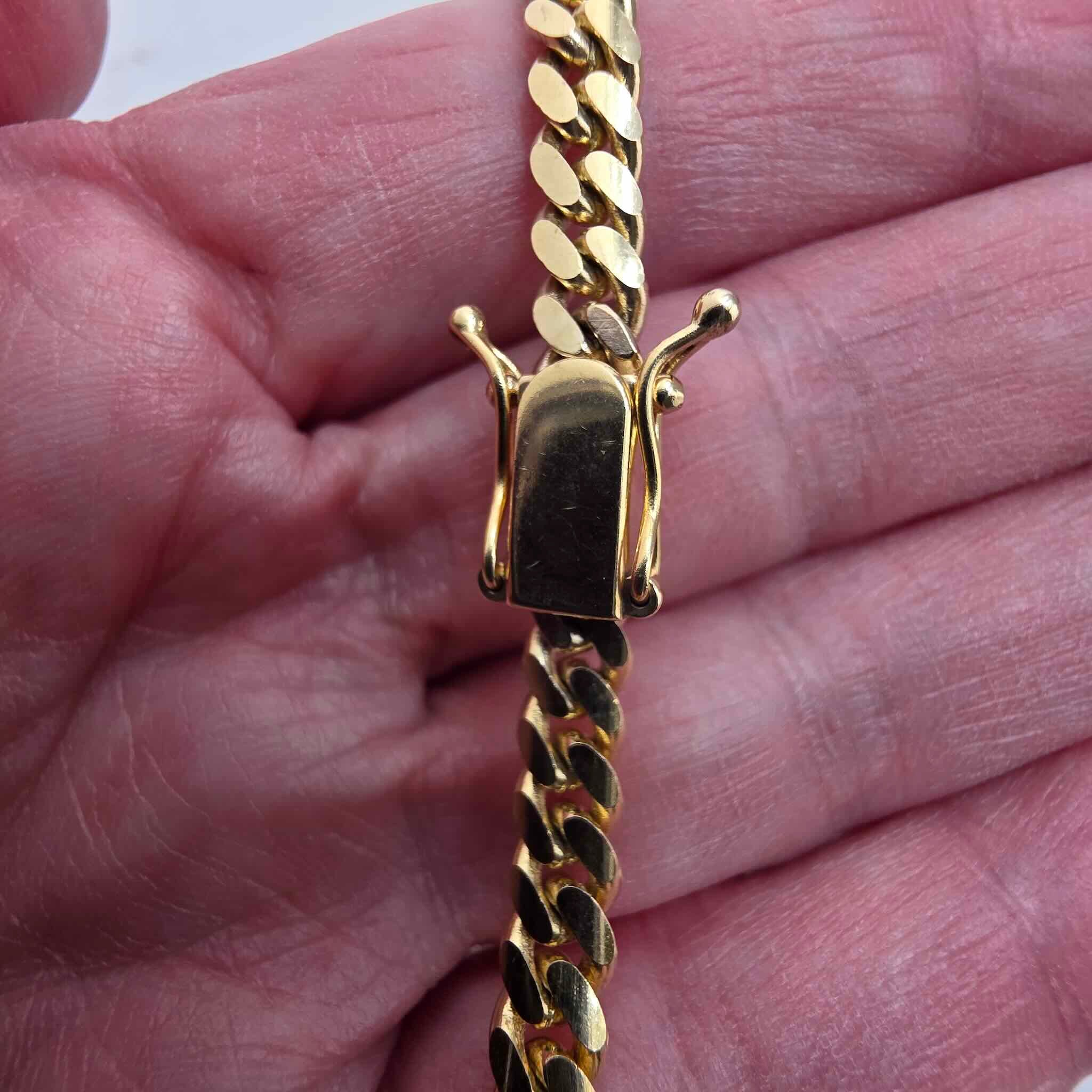 Cadena con cierre de caja en Oro 10K Cuban LInk de 5 mm de ancho mostrando el tranque. TuOro.