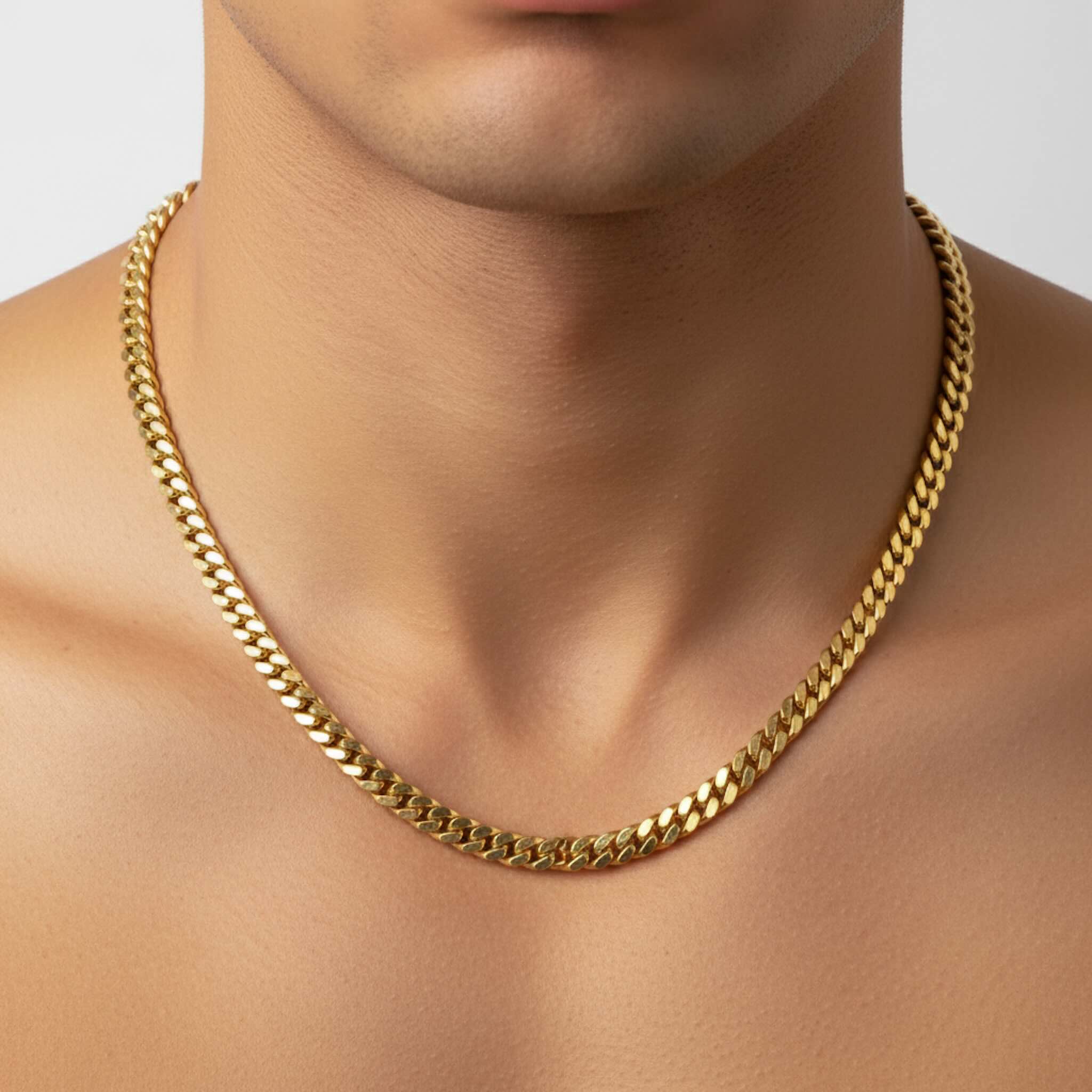 Cadena con cierre de caja en Oro 10K Cuban LInk de 5 mm de ancho mostrandose en modelo hombre. TuOro.