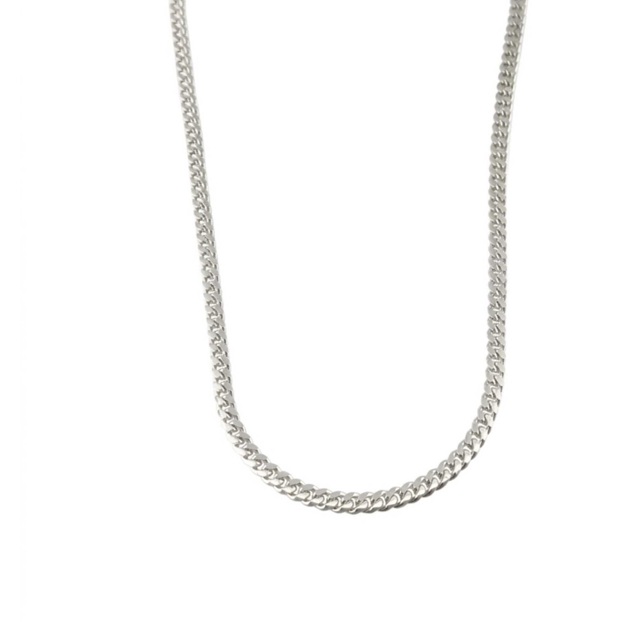 Cadena Cuban Link sólida de Plata 925 de 4 mm sobre fondo blanco mostrando el diseño completo de los eslabones, TuOro.