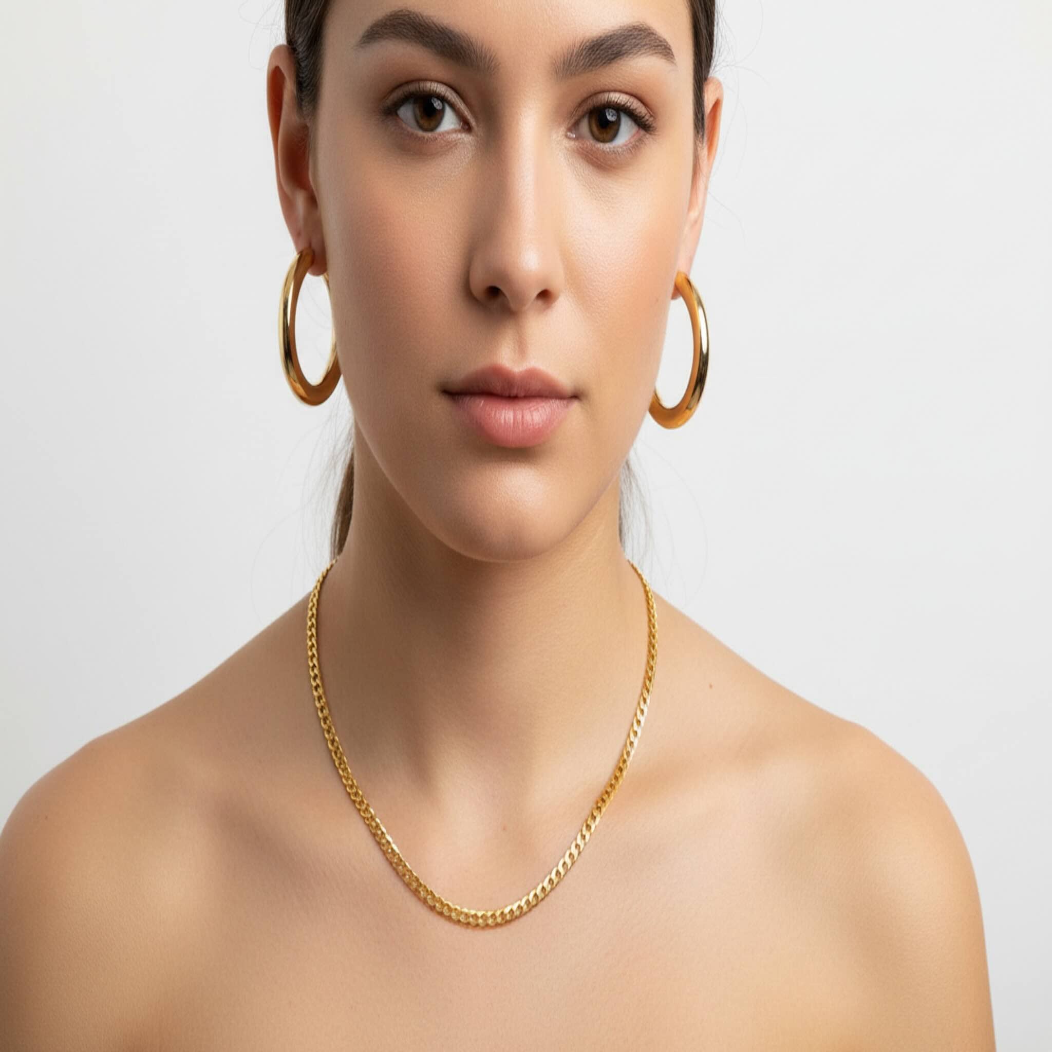 Vista detallada de la cadena cubana italiana de 3.7 mm en Oro amarillo 14K sobre el cuello, TuOro.