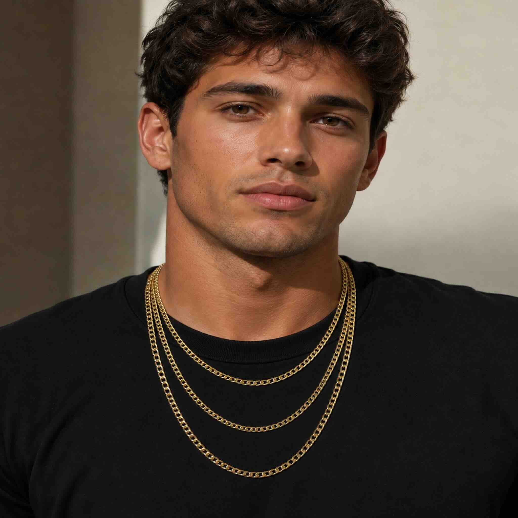 Hombre joven usando tres cadenas Cubano-Italianas de oro 10K de 5.3 mm en 20, 22 y 24 pulgadas, TuOro.