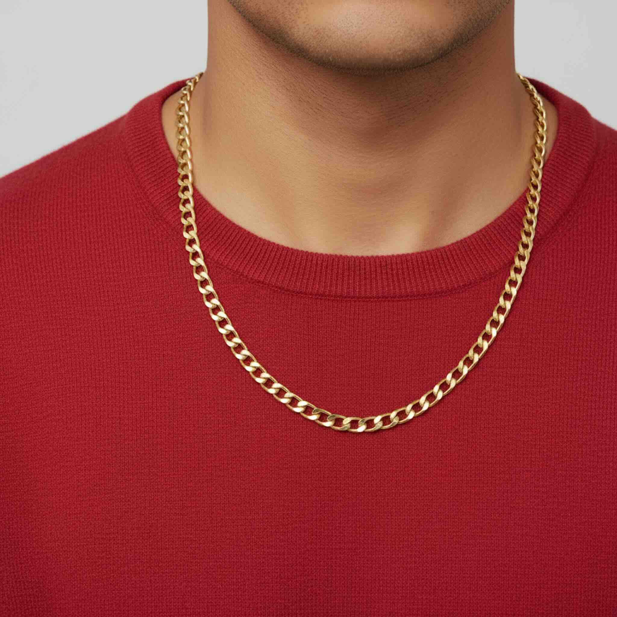 Hombre joven luciendo la  cadenas Cubano-Italianas de oro 10K de 4.7 mm con camiseta roja en TuOro.