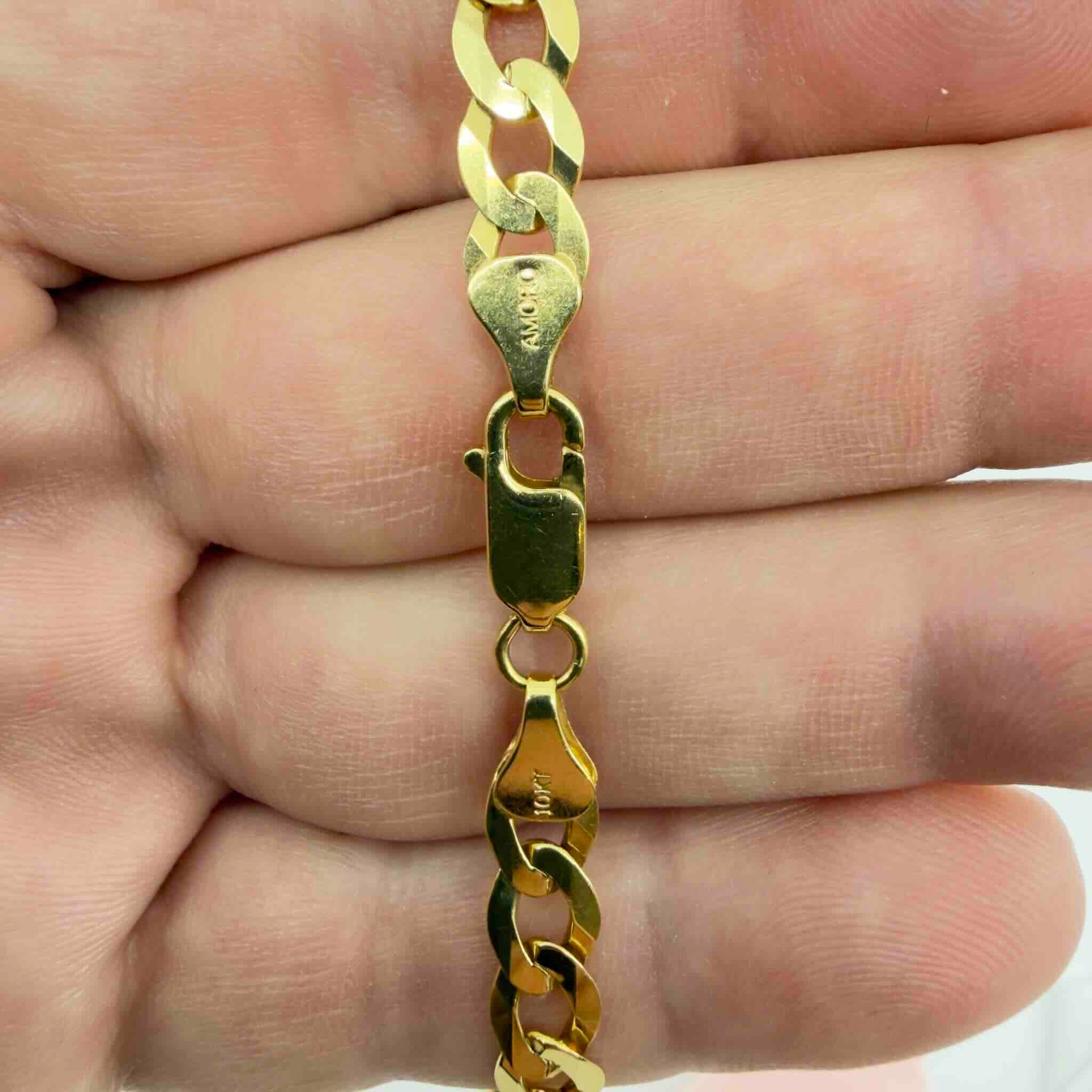 Detalle del cierre de la cadena Cubano-Italiana en oro 10K de 6.5 mm con sello de autenticidad.