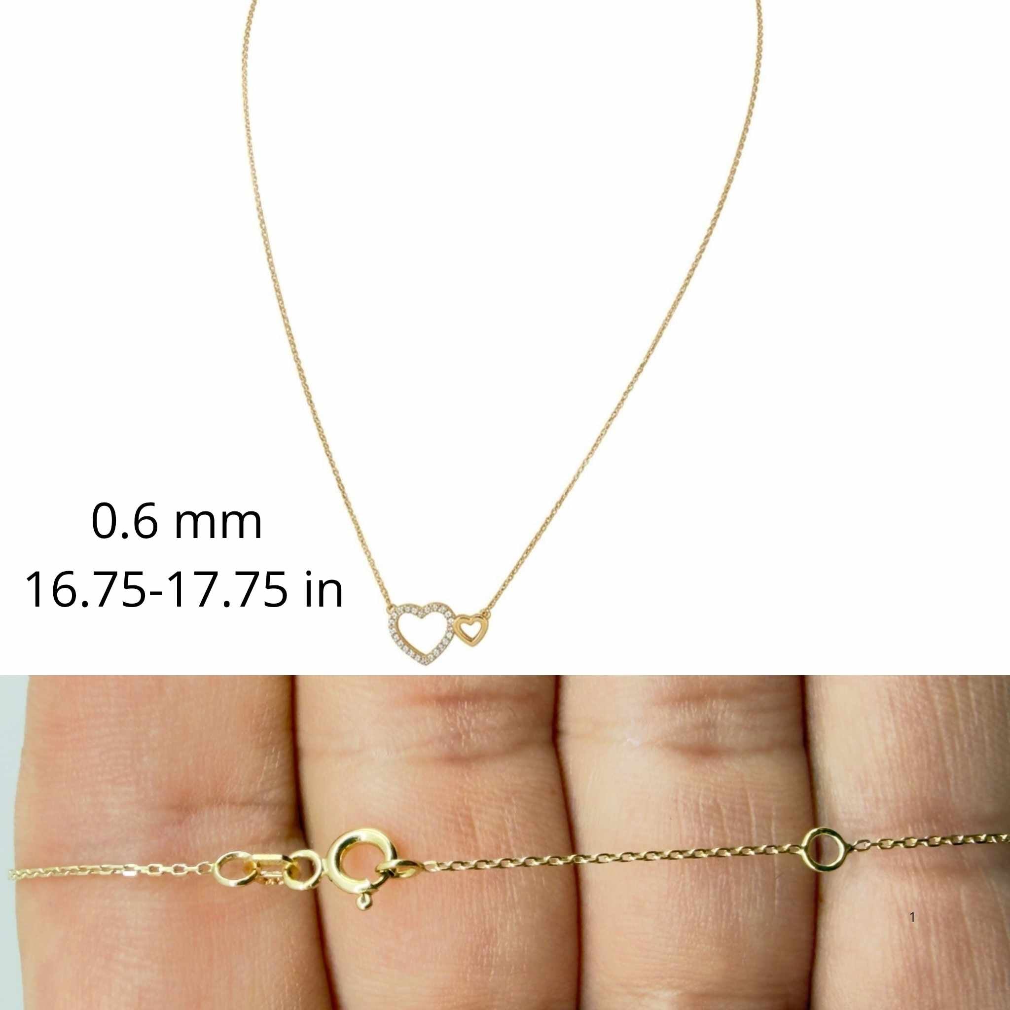 Cadena fina de oro 10K TuOro con doble corazón, circonias, grosor de 0.6 mm, largo ajustable y detalle del cierre.