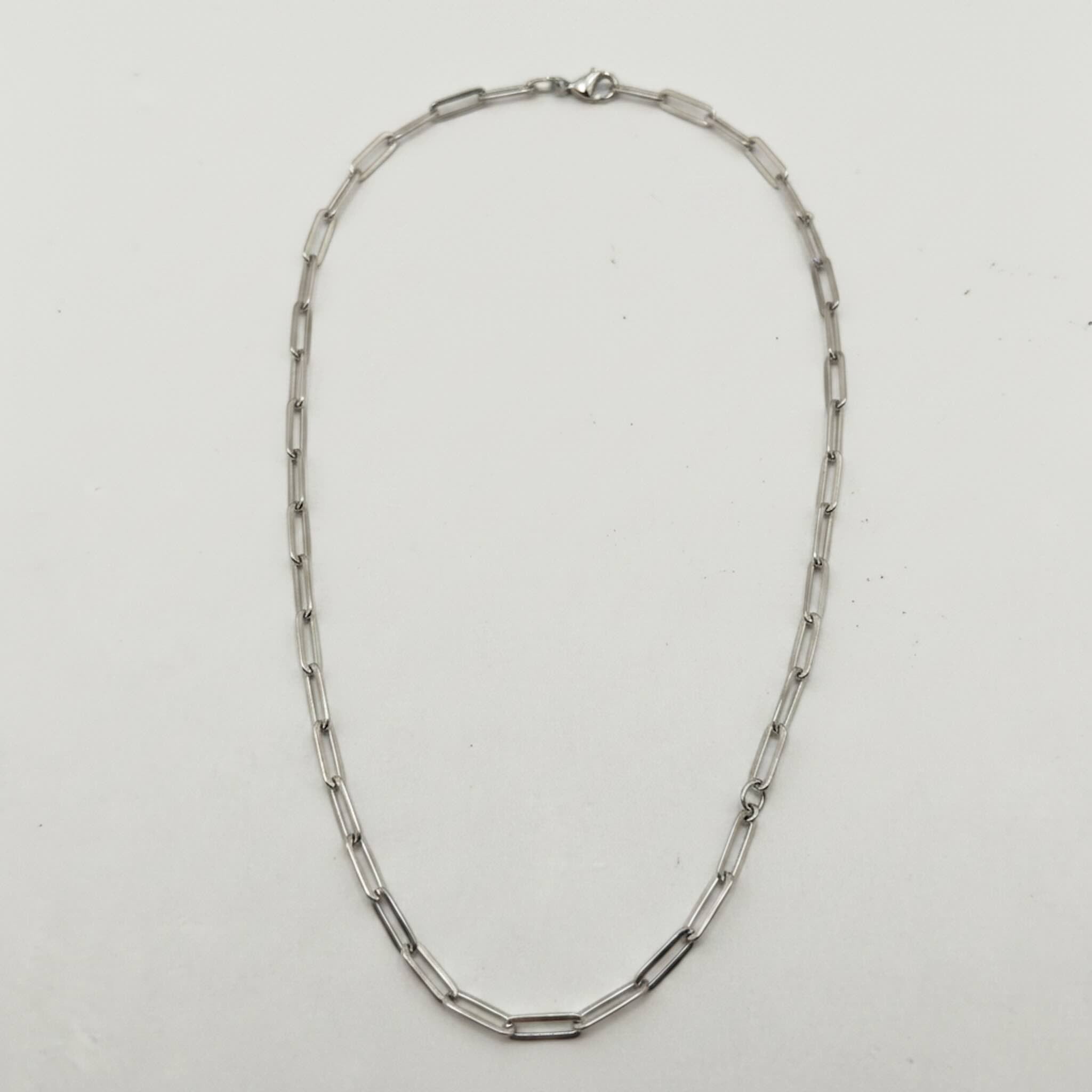 Vista completa de la Cadena Paperclip con rodio de Plata 925 de 3.9 mm de TuOro con diseño minimalista tipo paperclip y acabado brillante en plata esterlina.