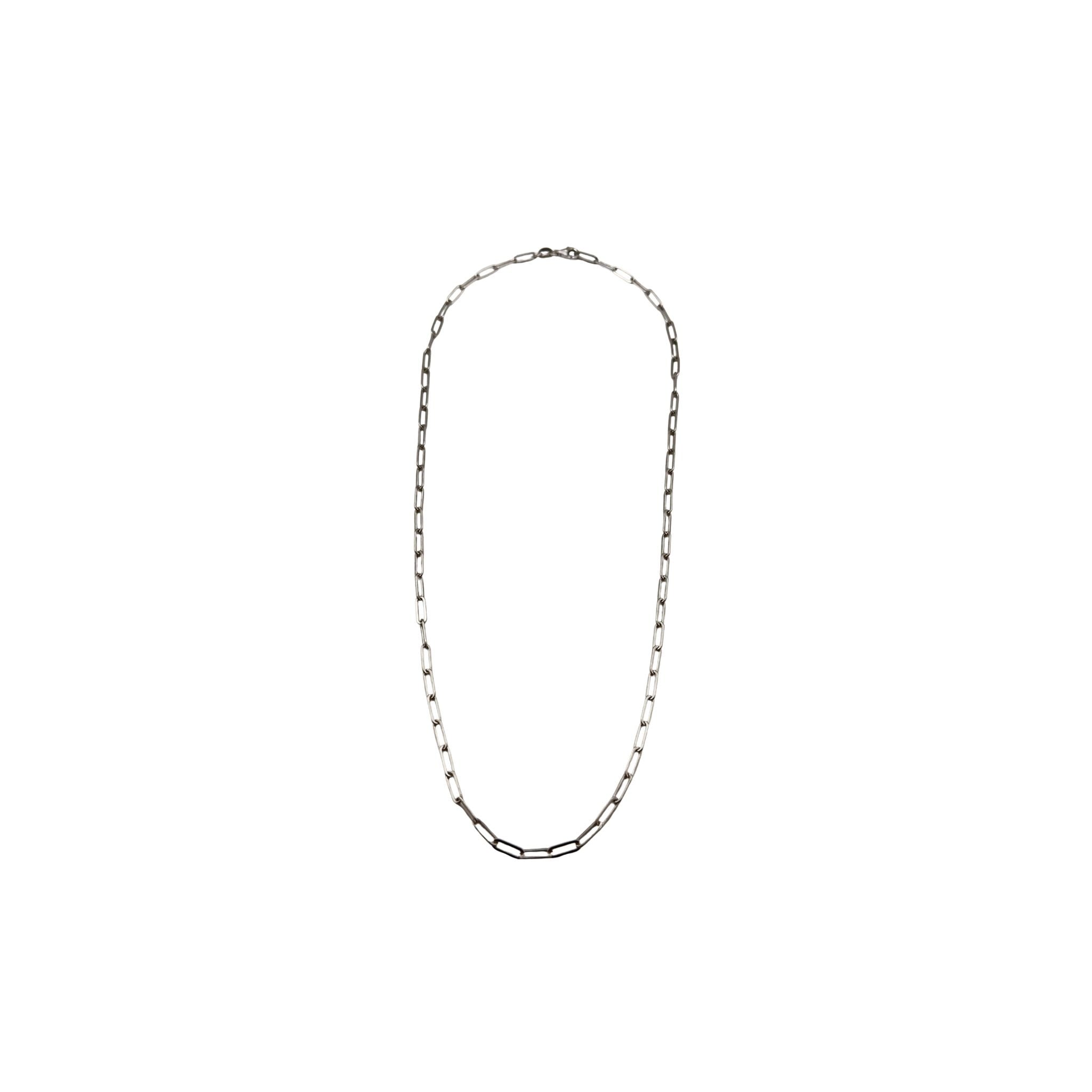 Cadena Paperclip con rodio de Plata 925 de 3.2 mm de TuOro recortada sobre fondo blanco con acabado brillante tipo rodio.