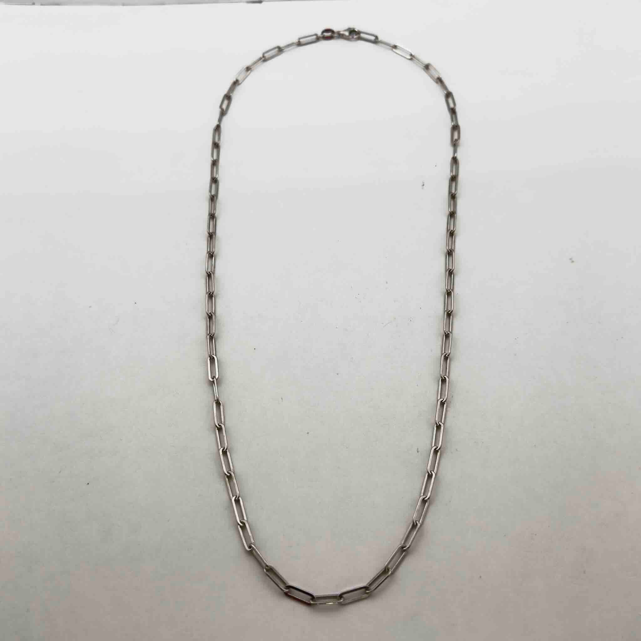 Cadena Paperclip con rodio de Plata 925 de 3.2 mm de TuOro sobre fondo blanco mostrando su diseño real de eslabón aplanado.