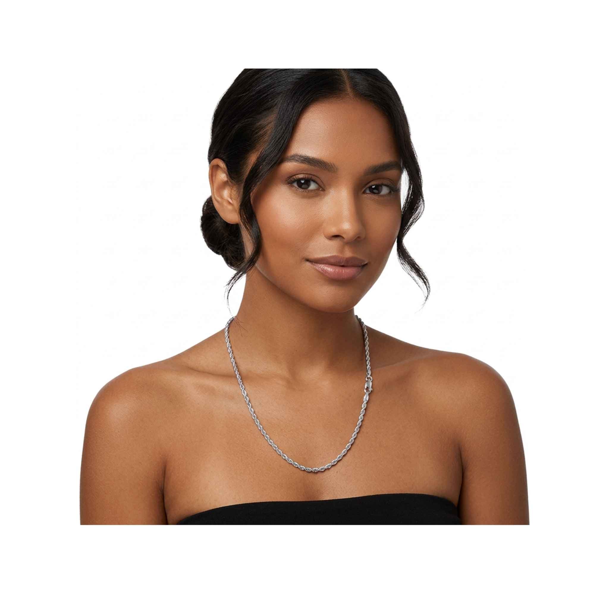 Modelo usando cadena de soga sólida con rodio de Plata 925 de 2 mm estilo minimalista de TuOro