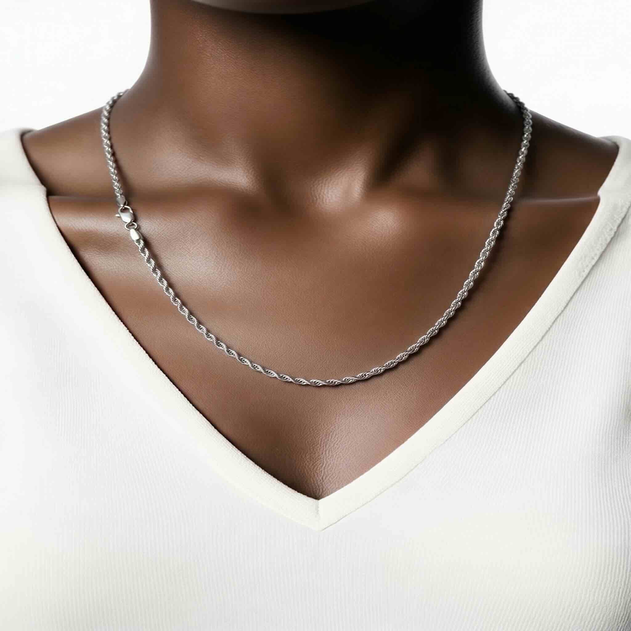 Modelo usando cadena de soga sólida con rodio de Plata 925 de 2 mm estilo minimalista de TuOro