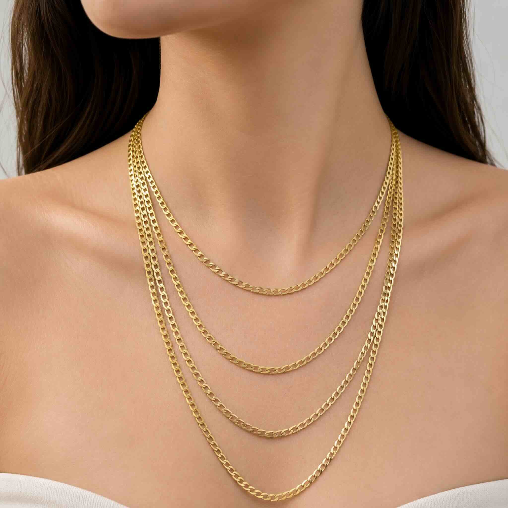 Cadenas cubano-italianas de Oro 10K de 3 mm en largos de 18, 20, 22 y 24 pulgadas en el cuello de modelo mujer.