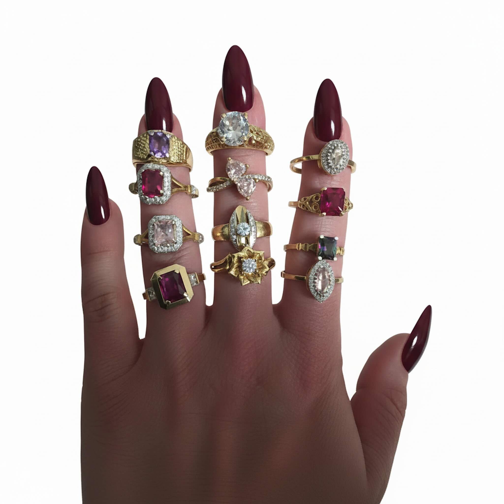 Colección de anillos de Oro 14K con circonias de colores mostrados en mano - TuOro