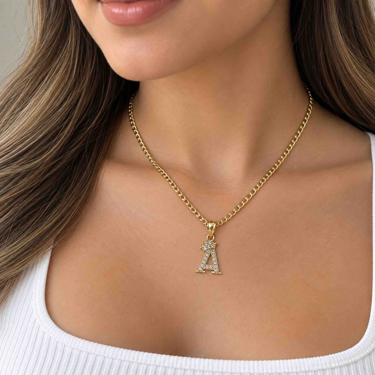 Dije de letra A con corona y circonias en Oro 10K lucido en cadena, diseño de inicial TuOro®