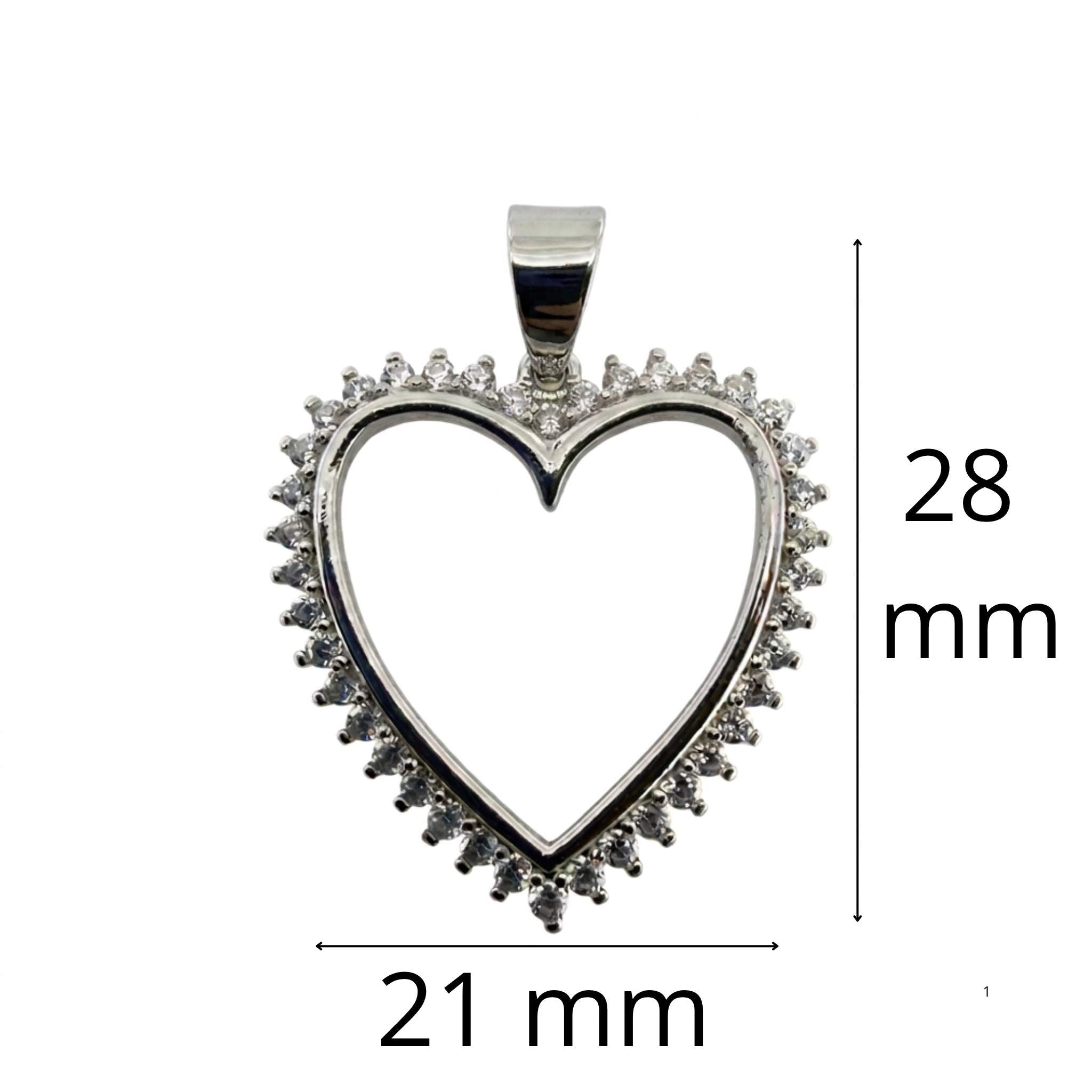 Dije de corazón en Plata 925 con Rodio y detalles brillantes, medidas 28 x 21 mm, fotografía de producto de TuOro.