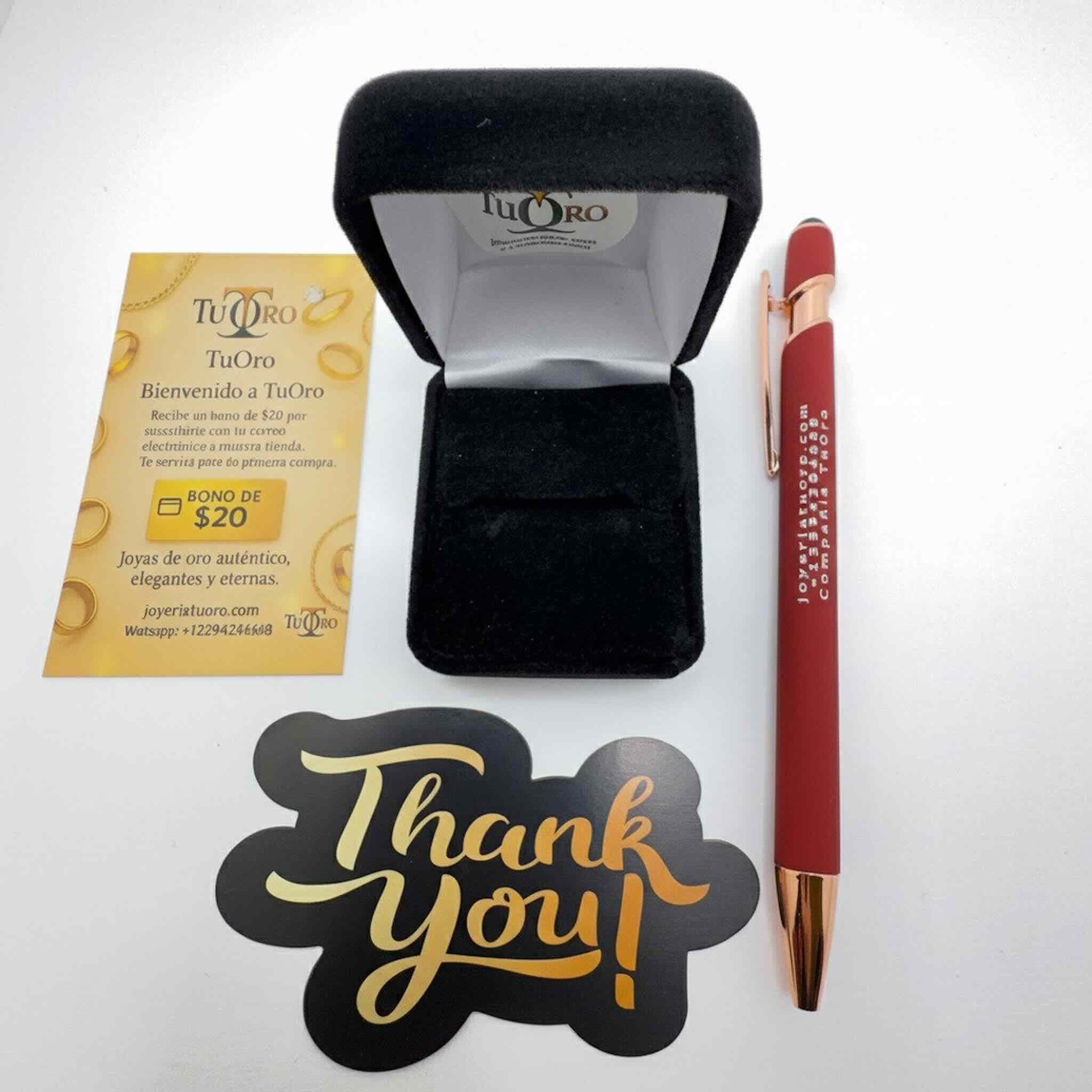 Empaque premium para anillos TuOro con estuche negro, tarjeta de agradecimiento y presentación elegante sobre fondo blanco