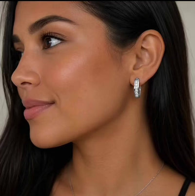 video Mujer trigueña luciendo argollas de Plata 925 con Rodio y moissanitas brillantes, diseño elegante para uso diario – TuOro