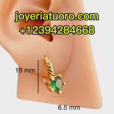 Video de aretes cortos en oro 14K con cierre de presión, luciendo zirconias en colores vivos — verde esmeralda, blanco brillante, rojo rubí y azul celeste — colocados en una oreja de silicona para mostrar sus proporciones reales de 15 mm de largo por 6.5 mm de ancho