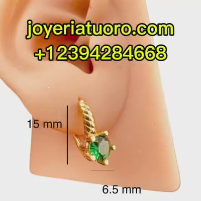 Video de aretes cortos en oro 14K con cierre de presión, luciendo zirconias en colores vivos — verde esmeralda, blanco brillante, rojo rubí y azul celeste — colocados en una oreja de silicona para mostrar sus proporciones reales de 15 mm de largo por 6.5 mm de ancho