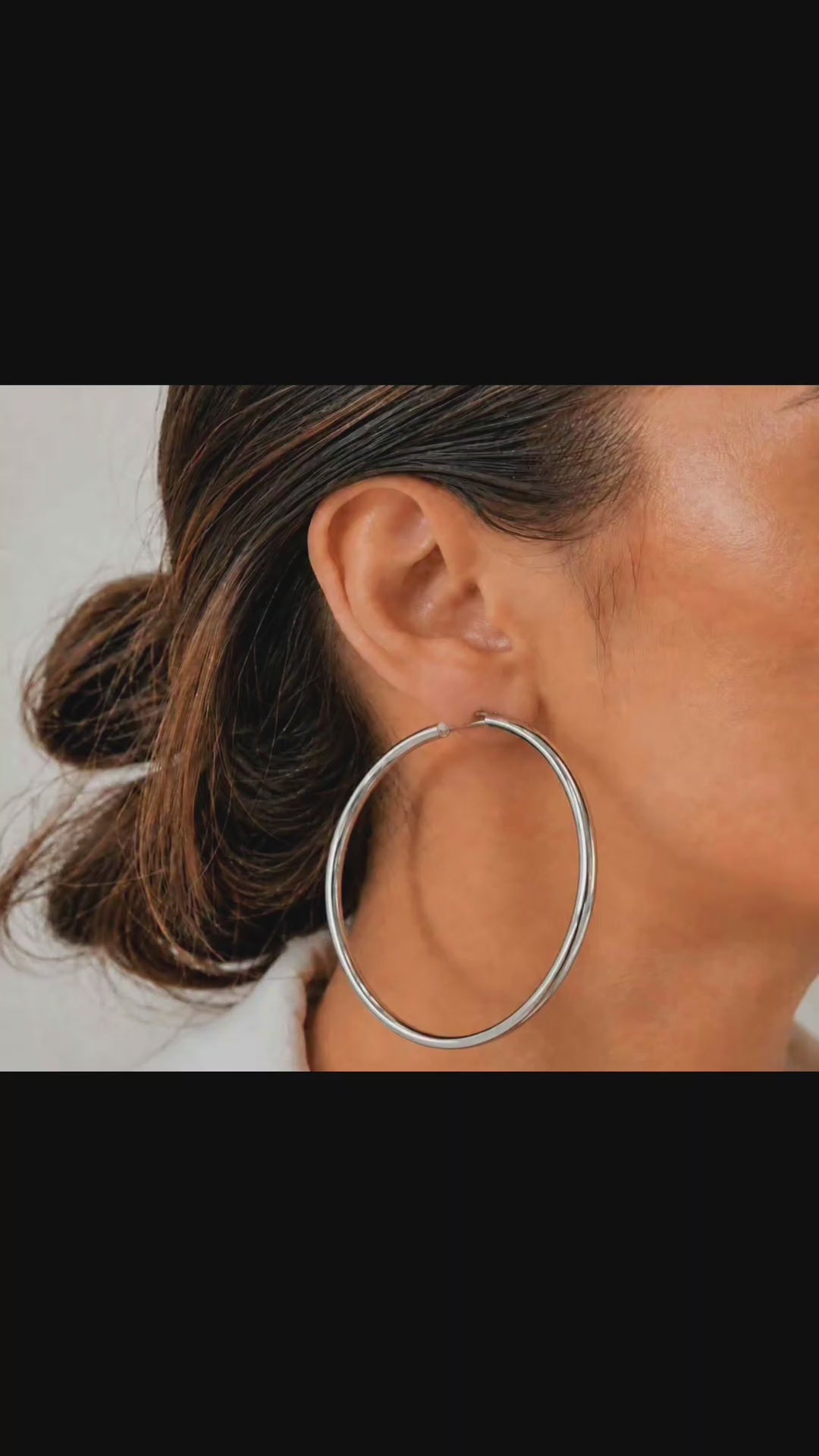video mostrando argollas en la oreja de una mujer 