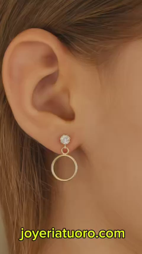 Video mostrando diferentes variedades de aretes pequeños en oro 14K con cierre de rosca, diseños modernos y elegantes para uso diario.