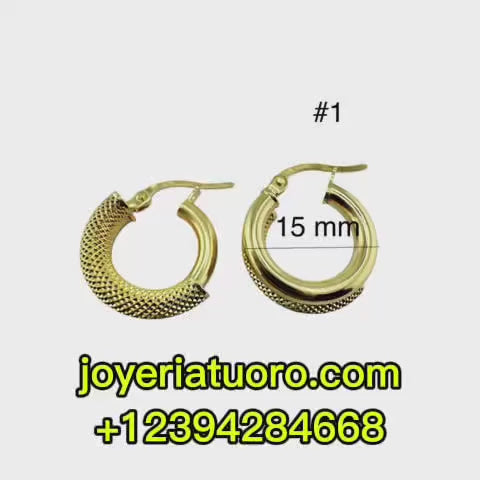Video de aretes argolla medio aro satinado en oro 14K de 15 mm, diseño de doble tubo liso y satinado, elegantes y resistentes para uso diario.