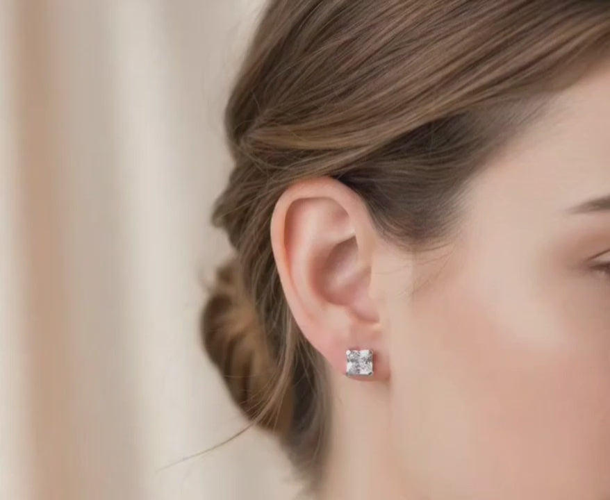 video de una modelo mostrando os aretes 