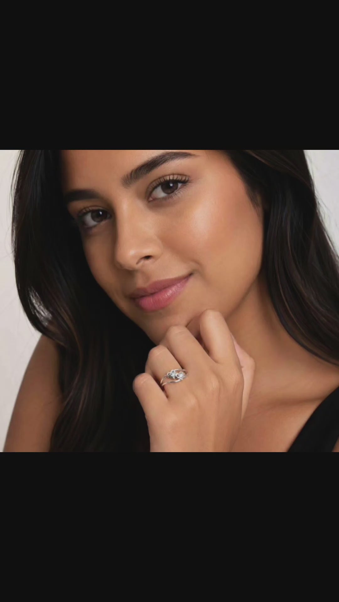 video de modelo mostrando el anillo en la mano 