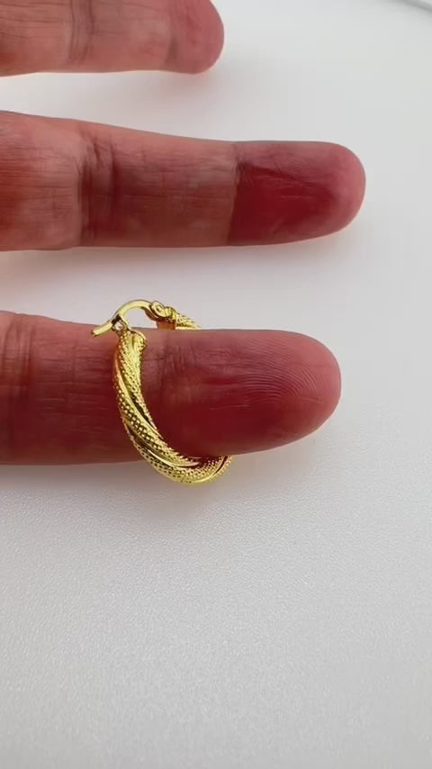 Video mostrando una argolla torcida satinada de oro 14K con grosor de 3 mm, sobre los dedos para comparar tamaño real – Joyería TuOro