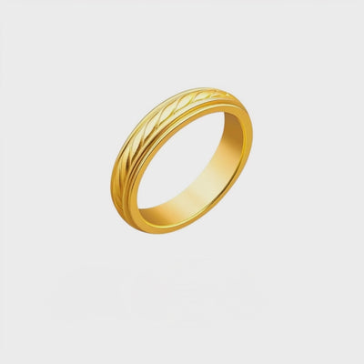 Video Corto de Alianza tradicional de Oro 14K 5.5 mm con acabado labrado clásico y bordes detallados, diseño elegante de TuOro
