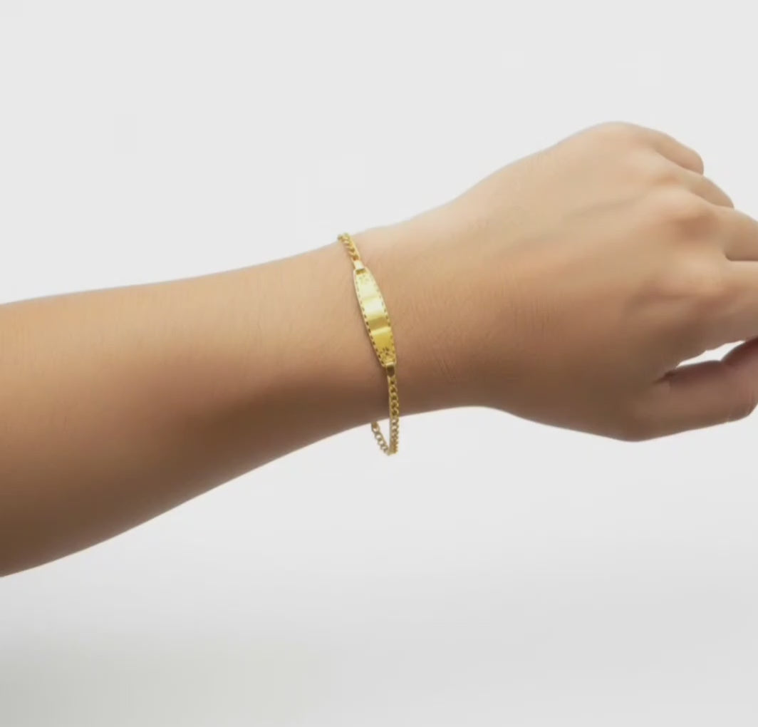 Video corto de Pulsera de Oro 10K Amoro con placa lisa de 4 mm colocada en la muñeca — TuOro